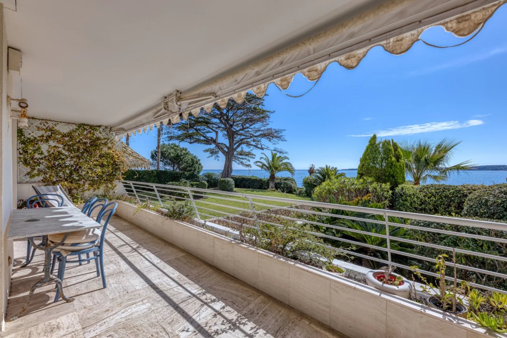 Apartment for sale in Cannes — Cannes Gazagnaire - 1,500-square-foot apartment in a luxury residence overlooking the sea