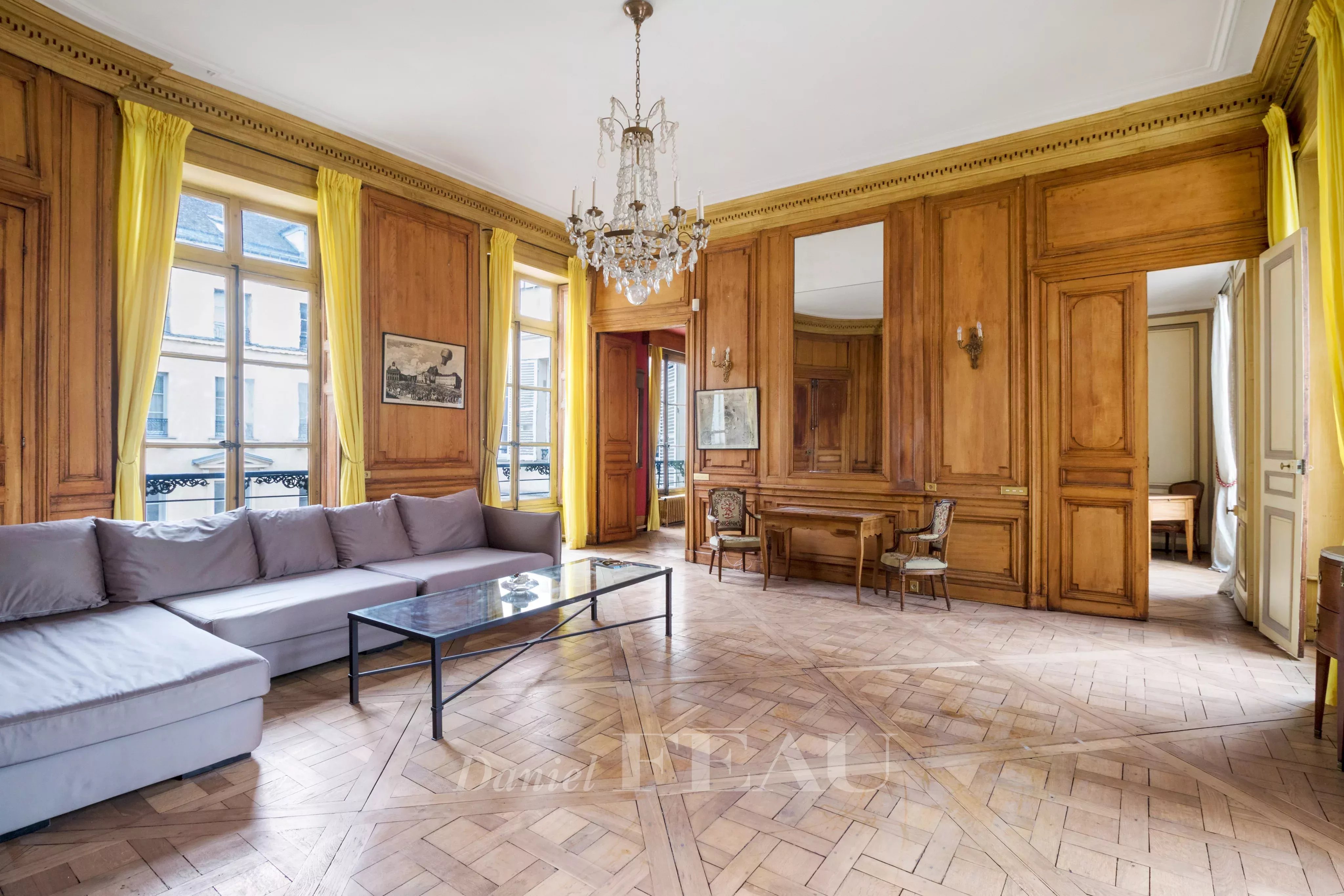 séjour avec une grande hauteur sous plafond