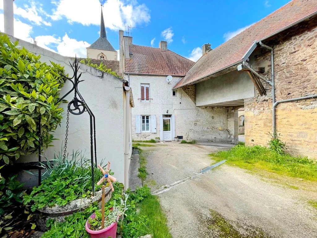 Bourgogne, CUSSY-LES-FORGES, aux portes du Morvan, maison de village 72 m² env prête à vivre avec ancienne grange.