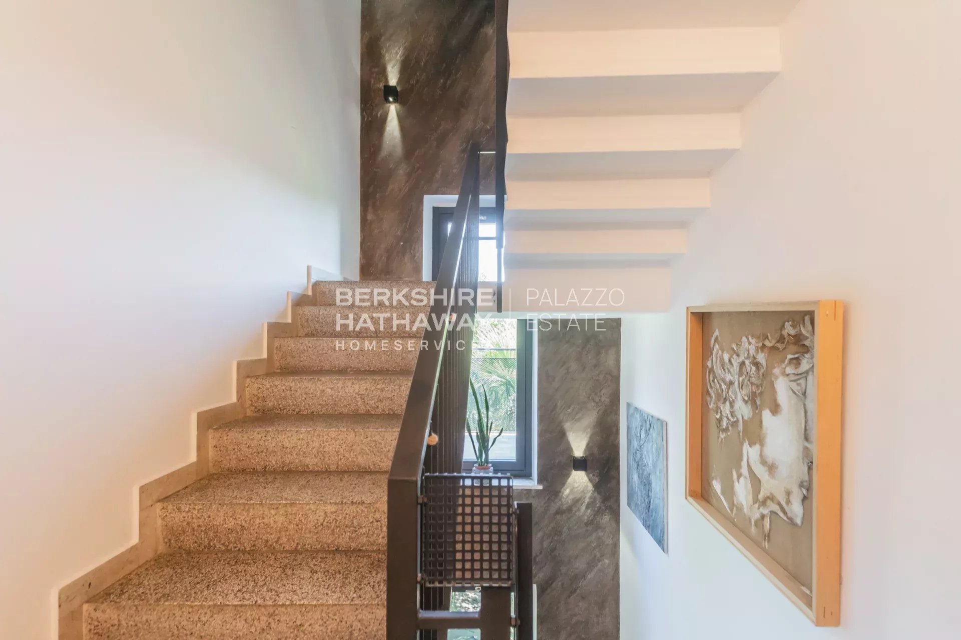 Villa bifamiliare con giardino a Biandronno, a pochi passi dal Lago di Varese