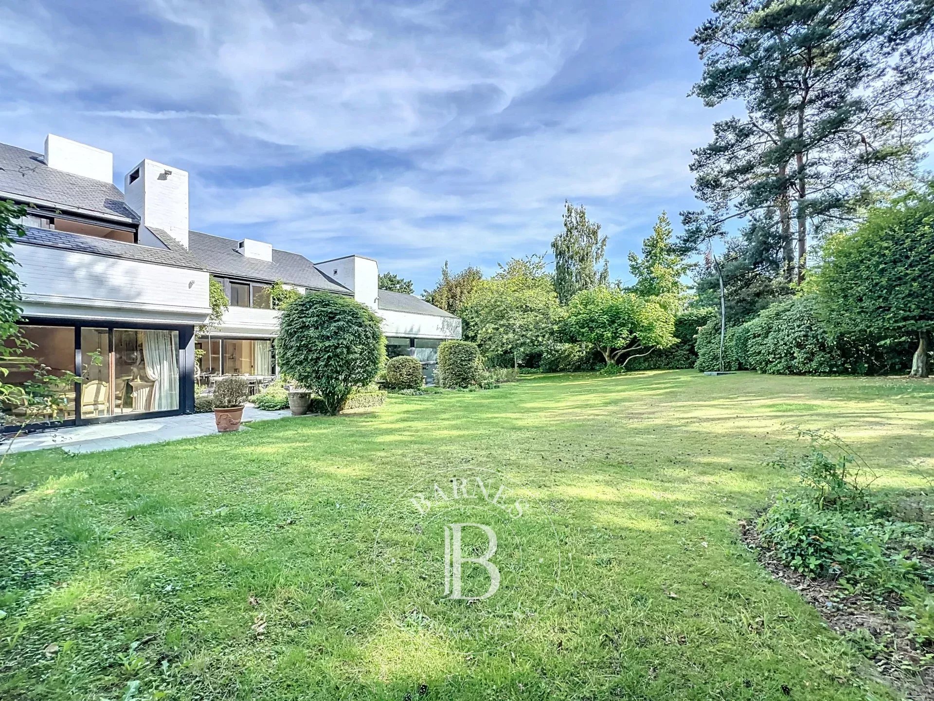 Uccle - Sublime villa Corbiau sur un beau terrain arboré