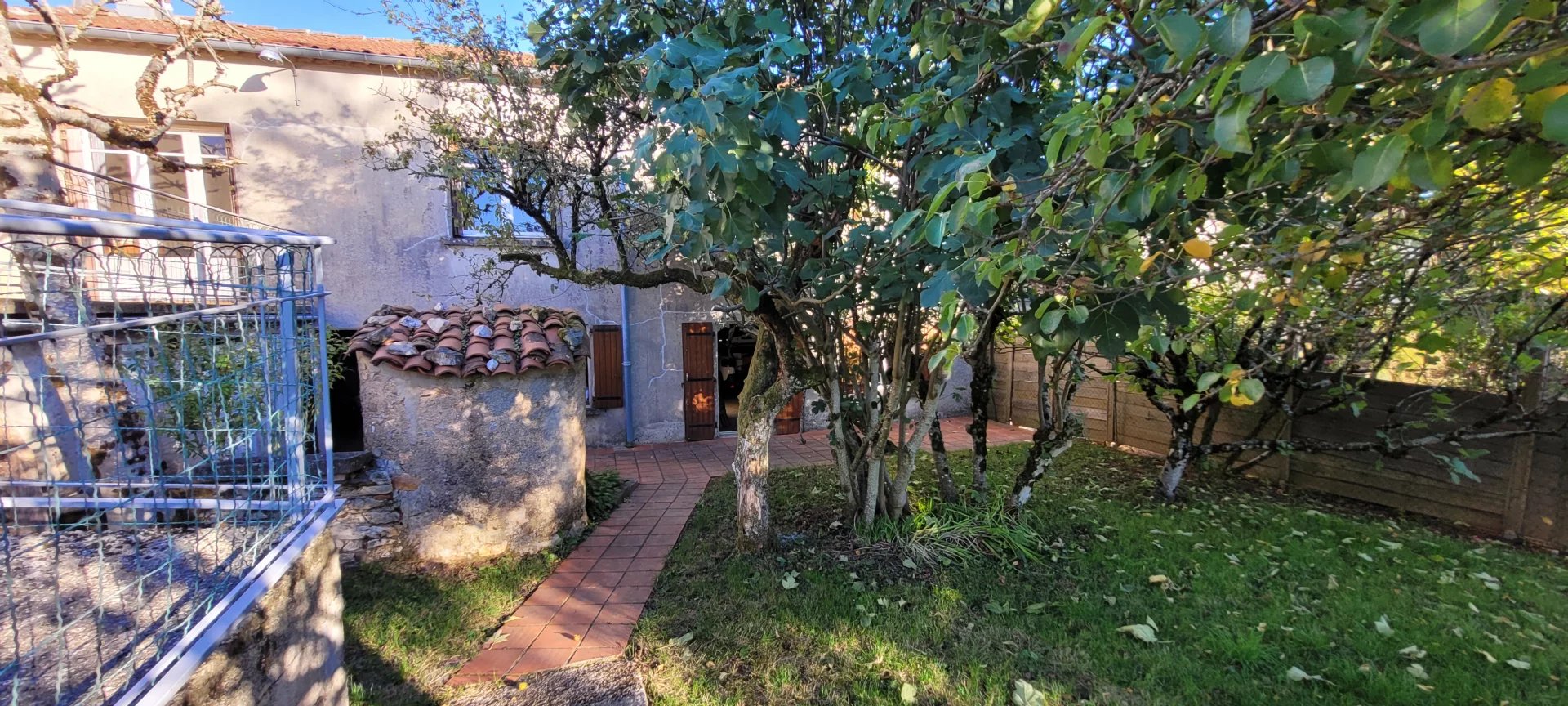Maison de village avec garage et jardin