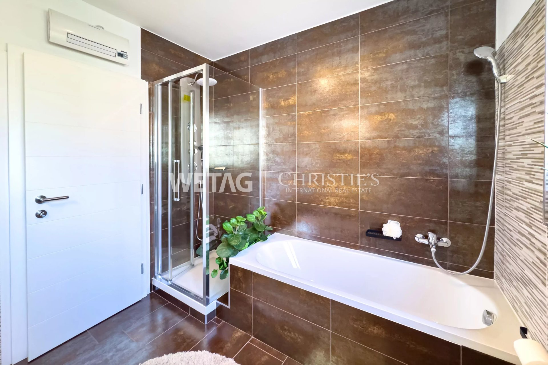 7 Bedroom Villa/Townhouse's Image 6