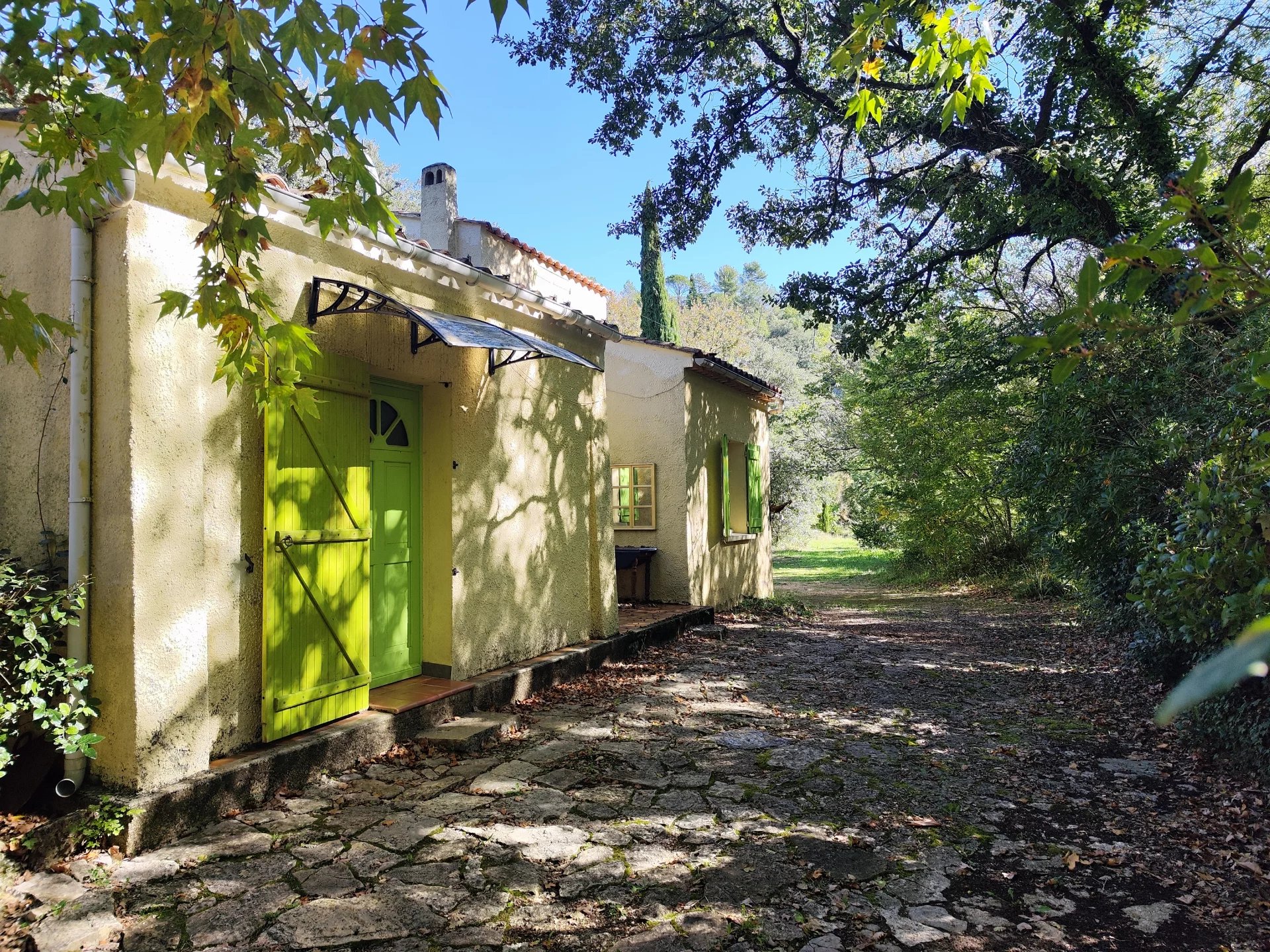 Villa avec piscine sur 3 079 m² de terrain à Varages