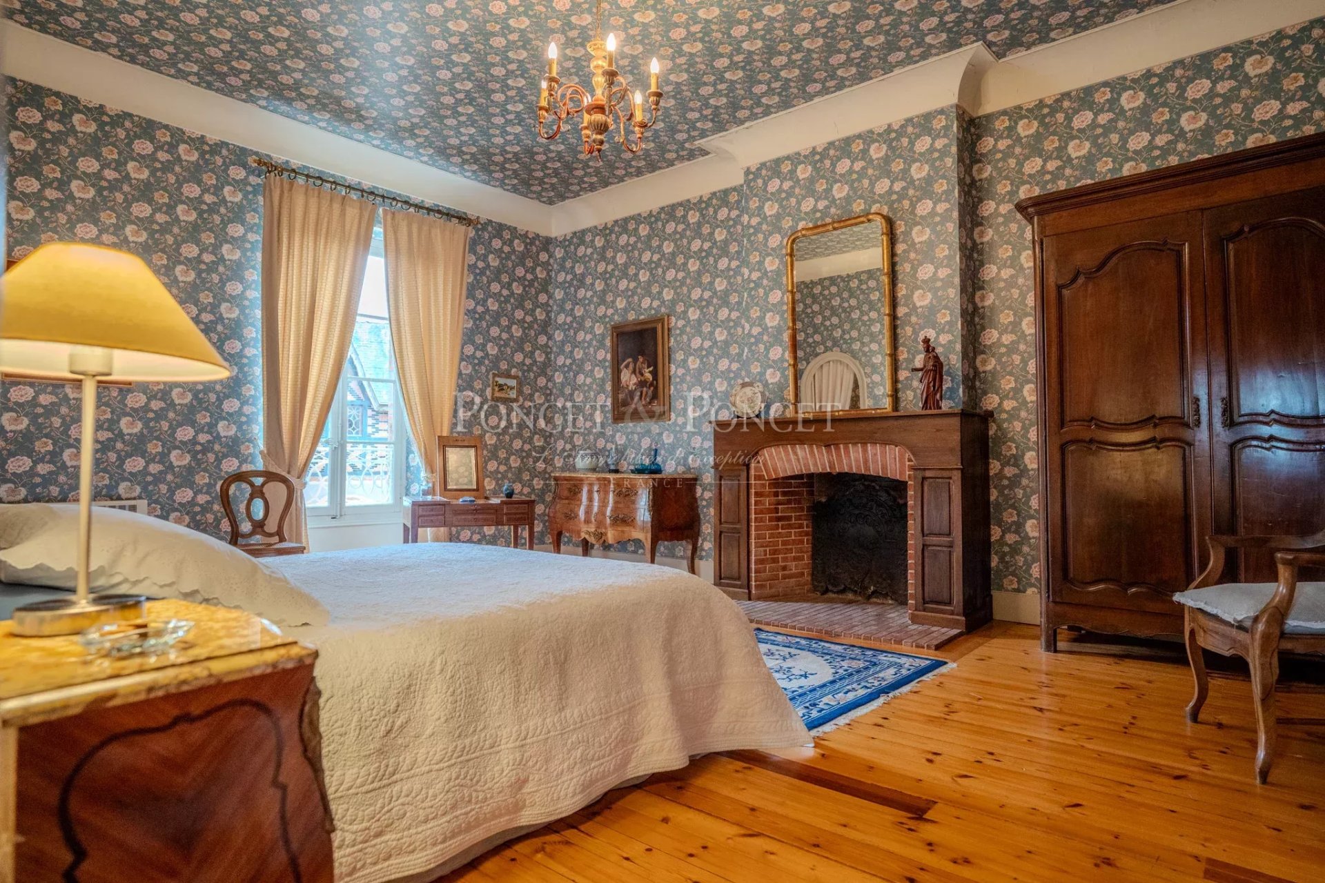 6 Bedroom Chateau's Image 25