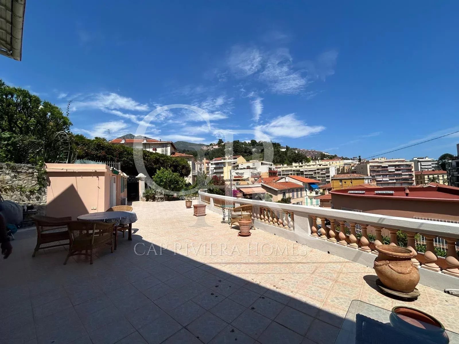 Charmant 2 pièces avec immense terrasse à Menton