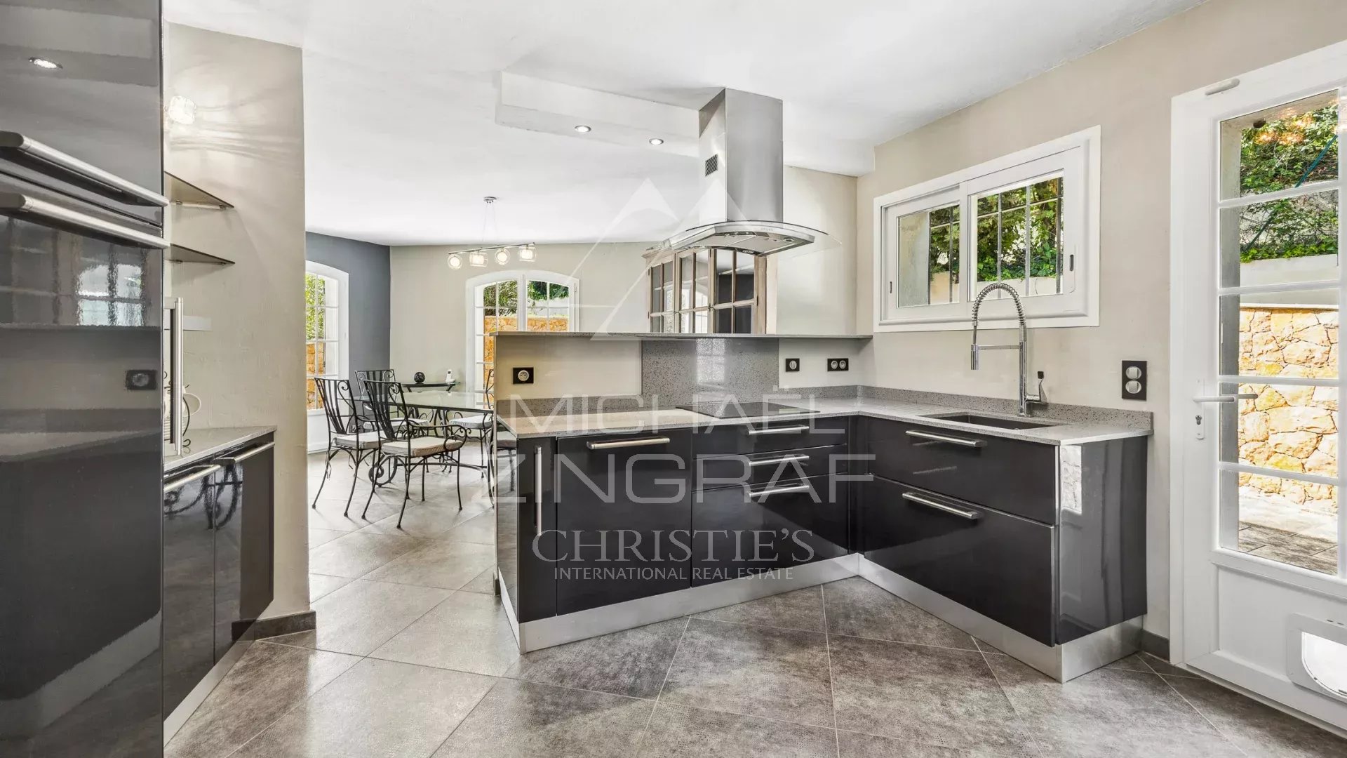 5 Bedroom Villa/Townhouse's Image 4