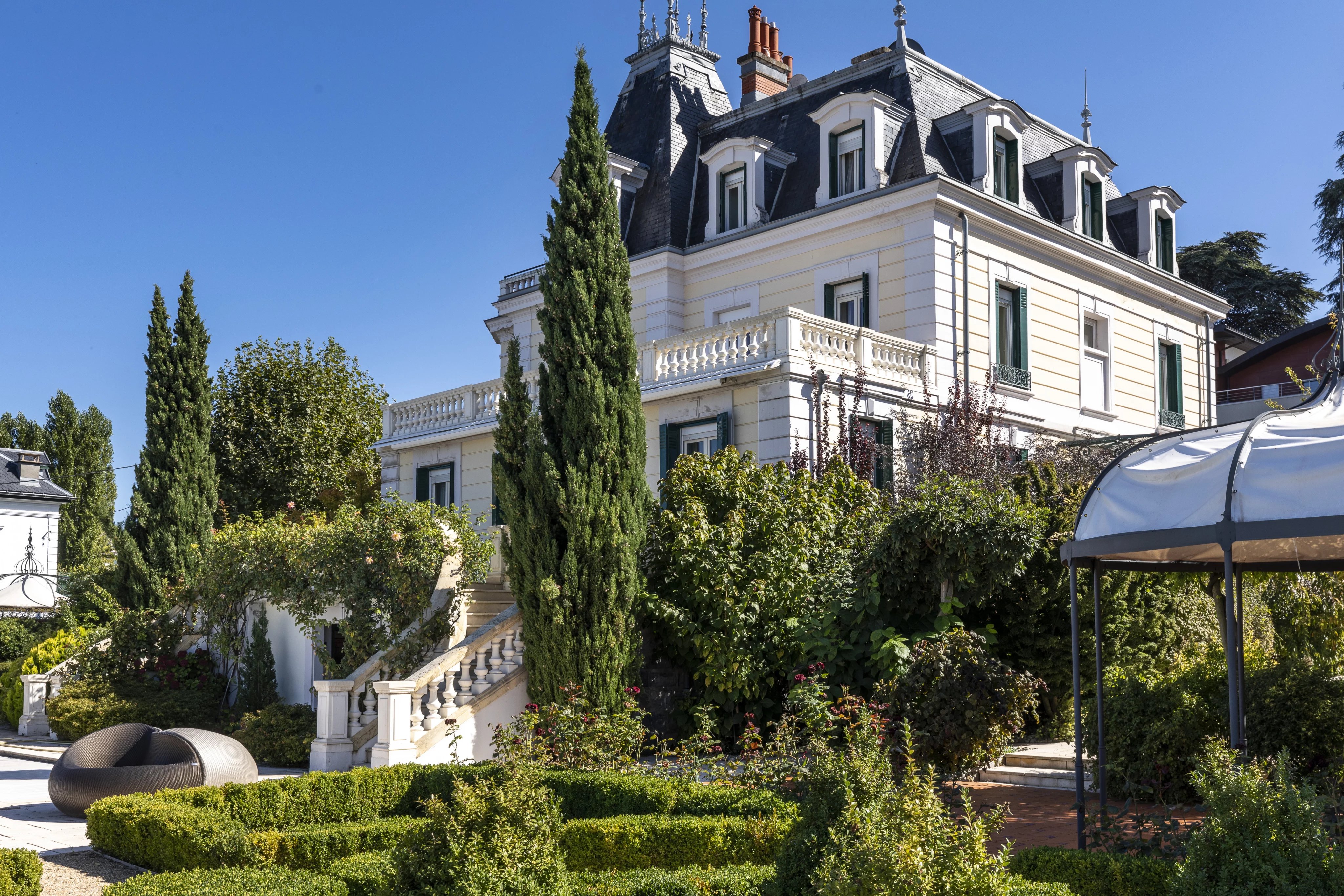 Exceptional 1930s Villa with Lake View, Landscaped Garden & Pool
