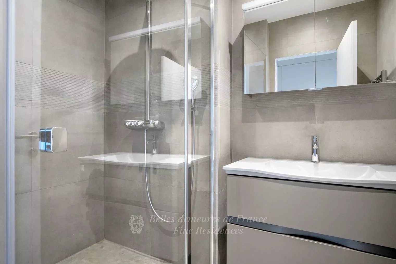 Sale Apartment Paris 8th