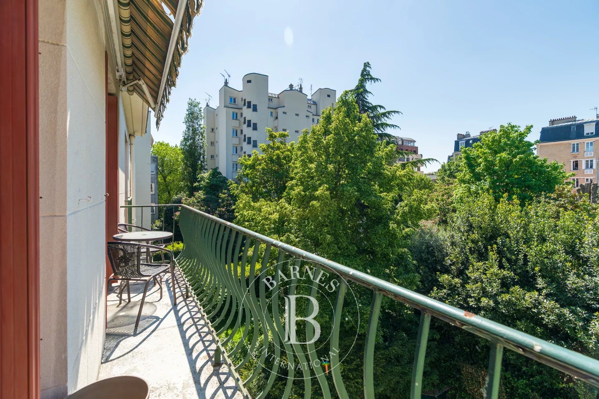 Neuilly-Château - Top floor - 3-bed apartment - Wide balcony - Quiet and leafy surroundings