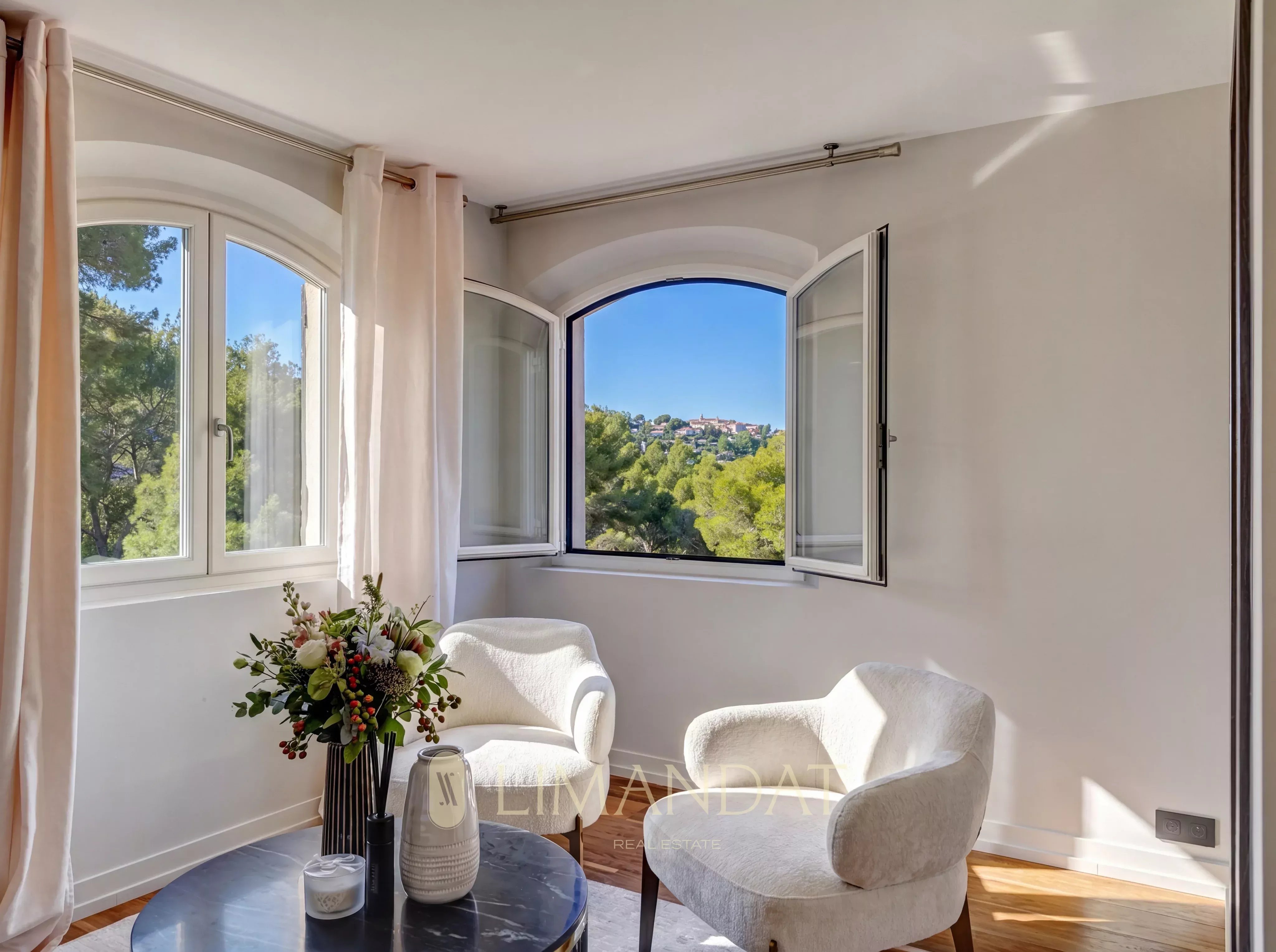 Location longue durée | Mougins – Villa néo-provençale 5 suites, piscine, parc paysager 3 500 m²