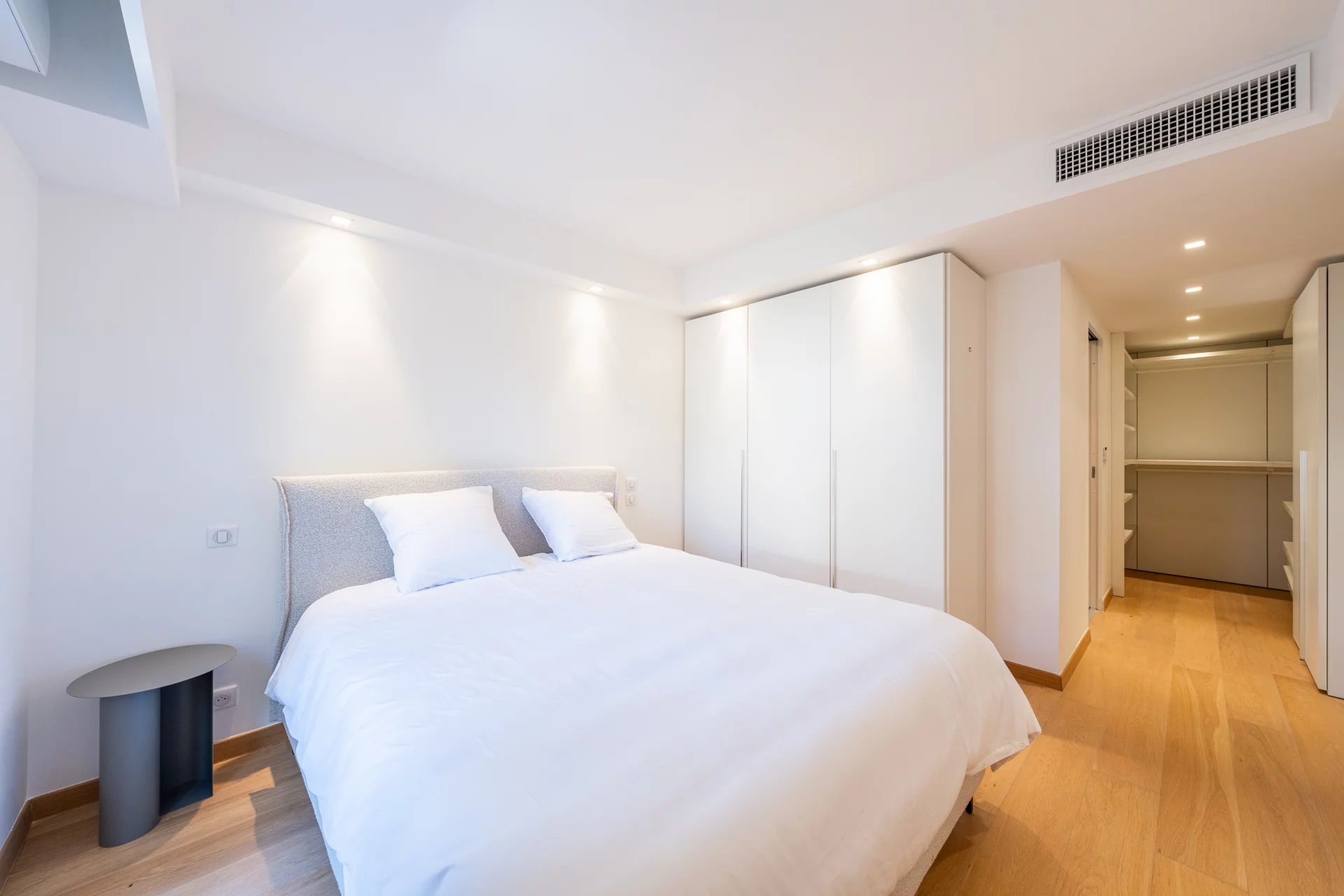 SUPERB PENTHOUSE WITH PANORAMIC SEA VIEW — 3 GARAGES — CANNES CENTRE