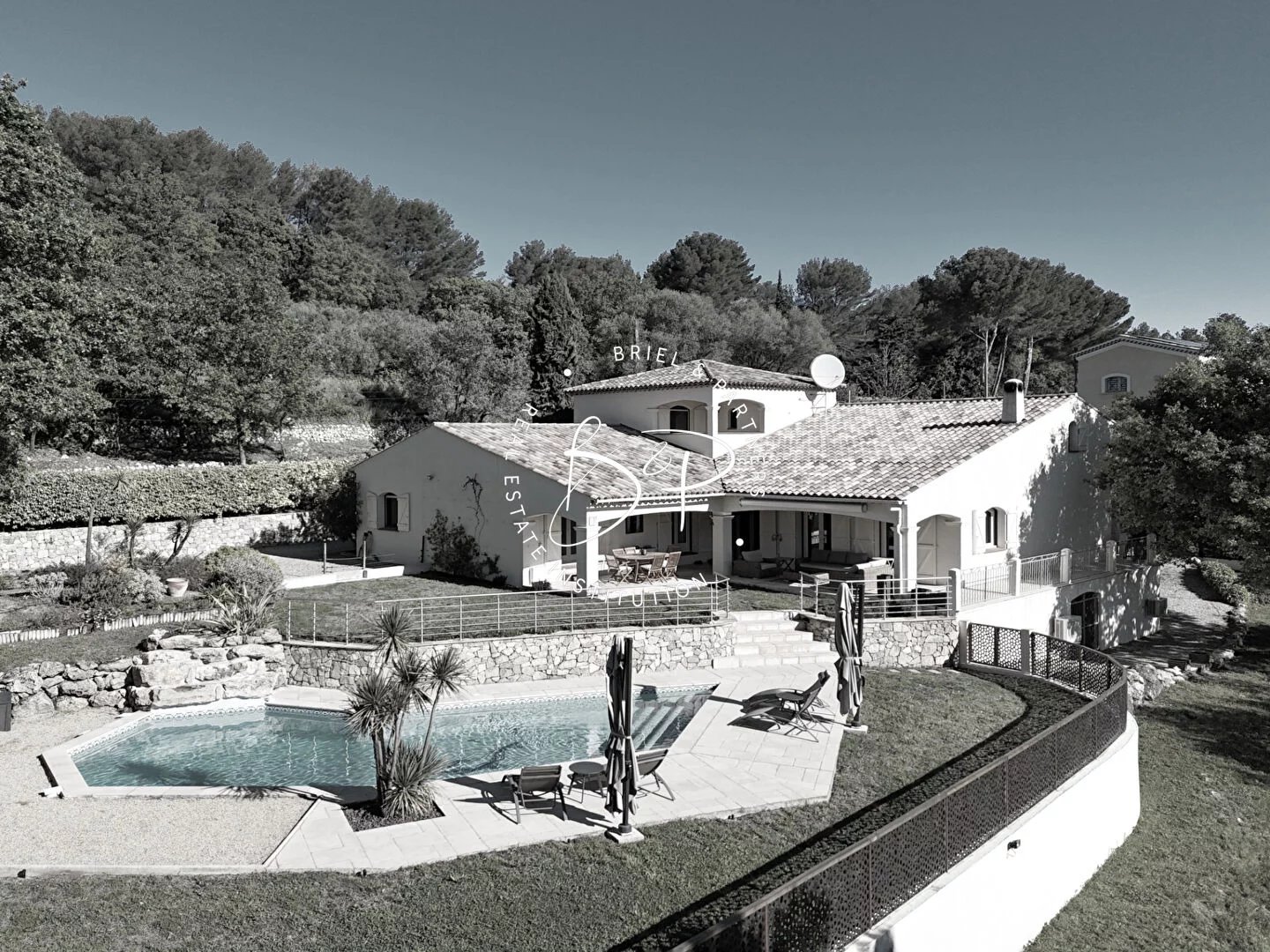 A VENDRE DRAGUIGNAN Maison 6 pièces avec piscine, garage, carport, sous -sol au calme