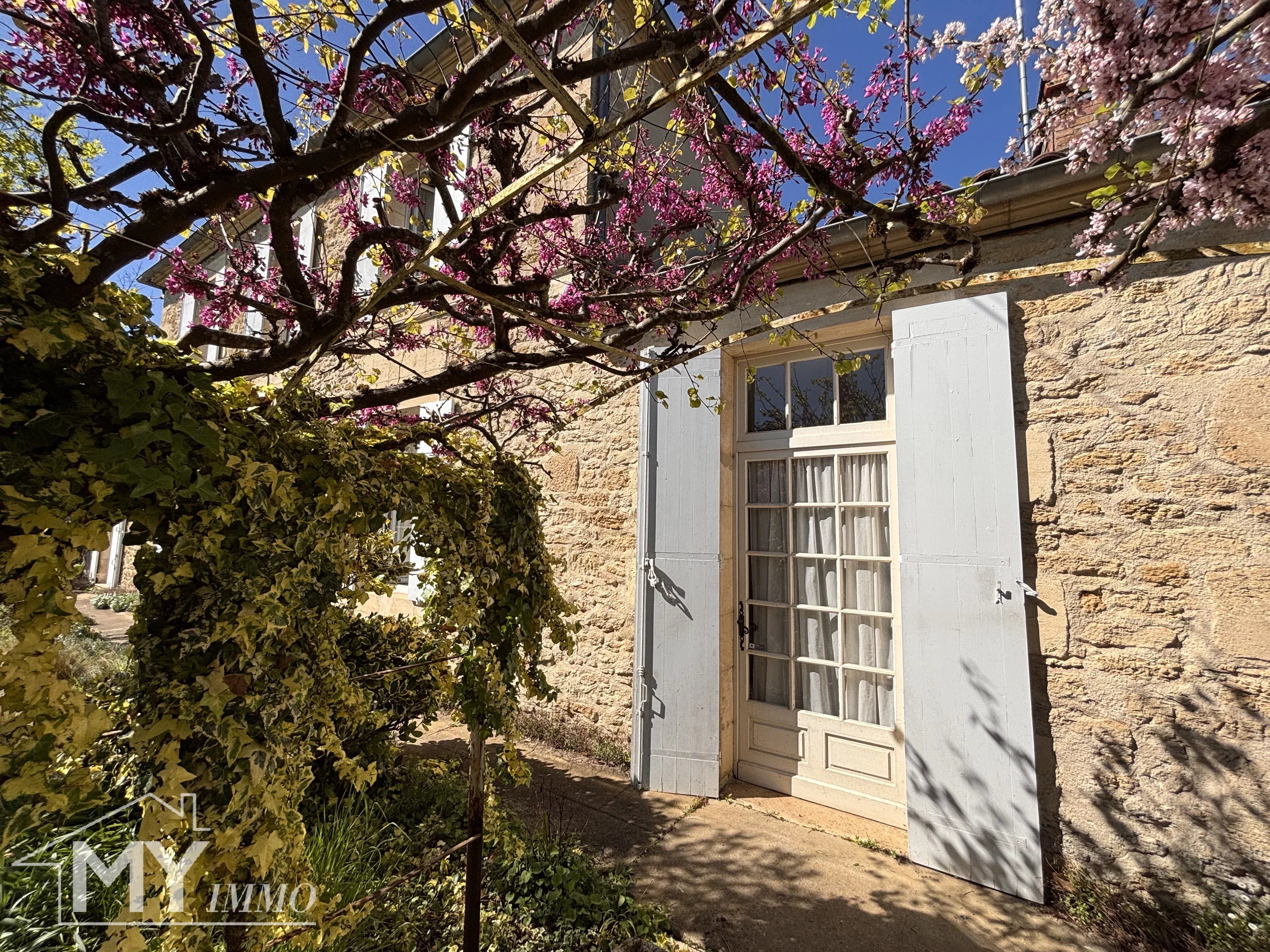 GORNAC - Maison en pierre de caractère avec dépendances et grand terrain