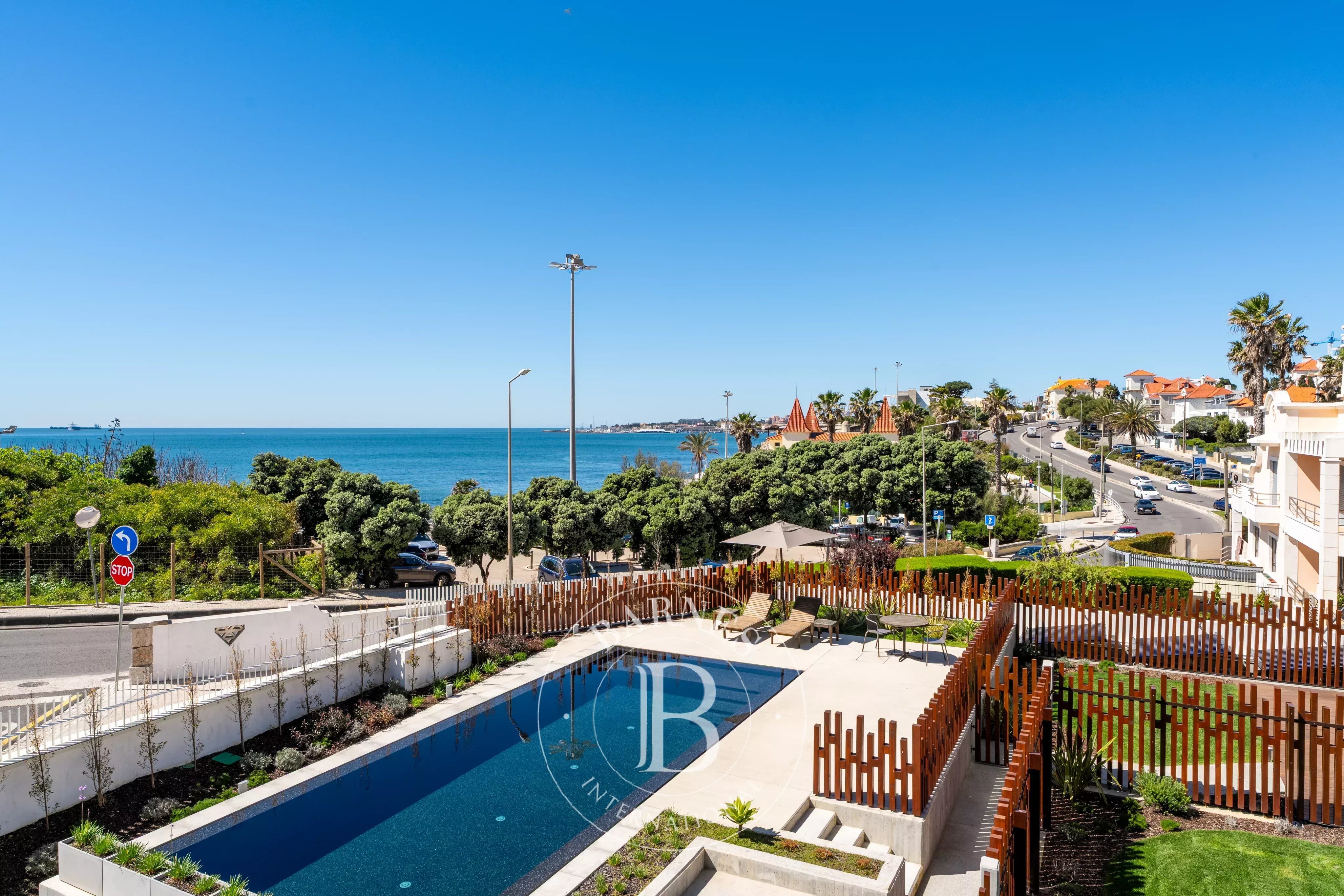 Jardin et vue sur la mer