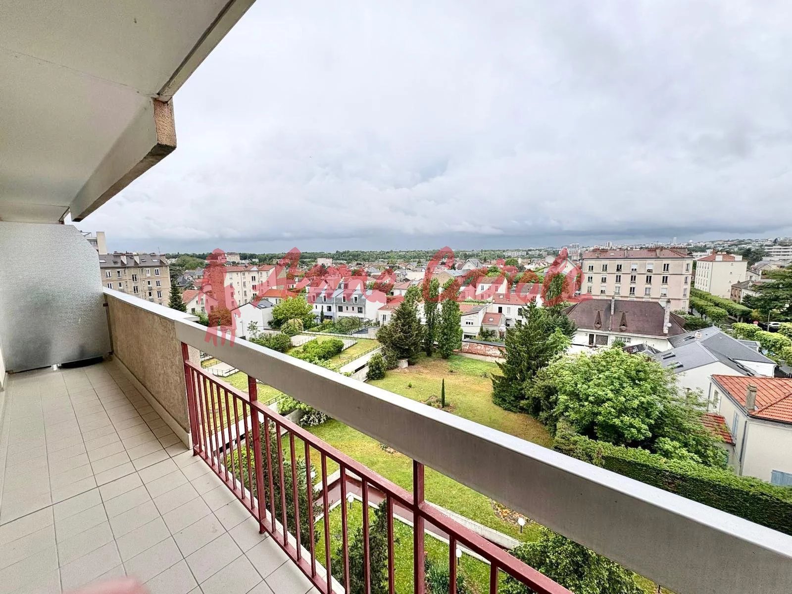 Appartement 3 pièces avec balcon en étage élevé + parking et