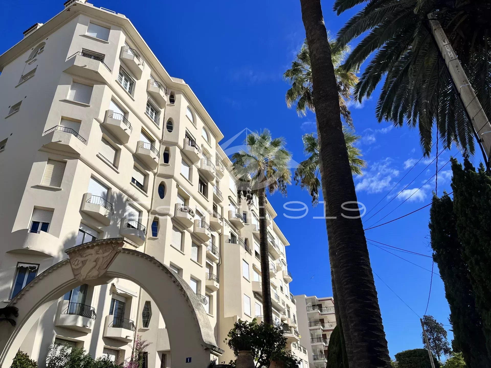 Cannes, bas Croix des Gardes, spacieux 2 pièces à proximité immédiate des plages