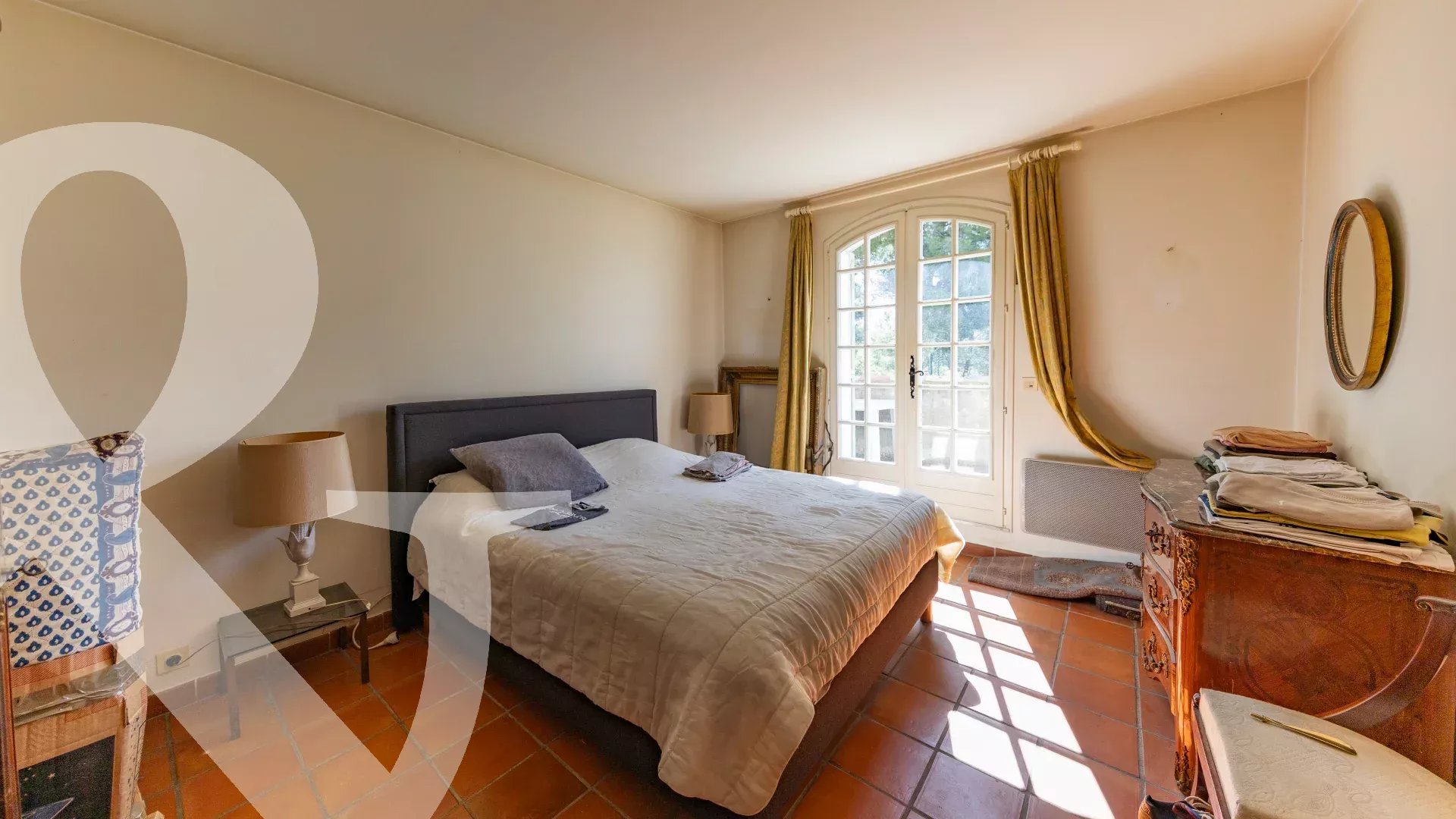 MAISON EN POSITION DOMINANTE