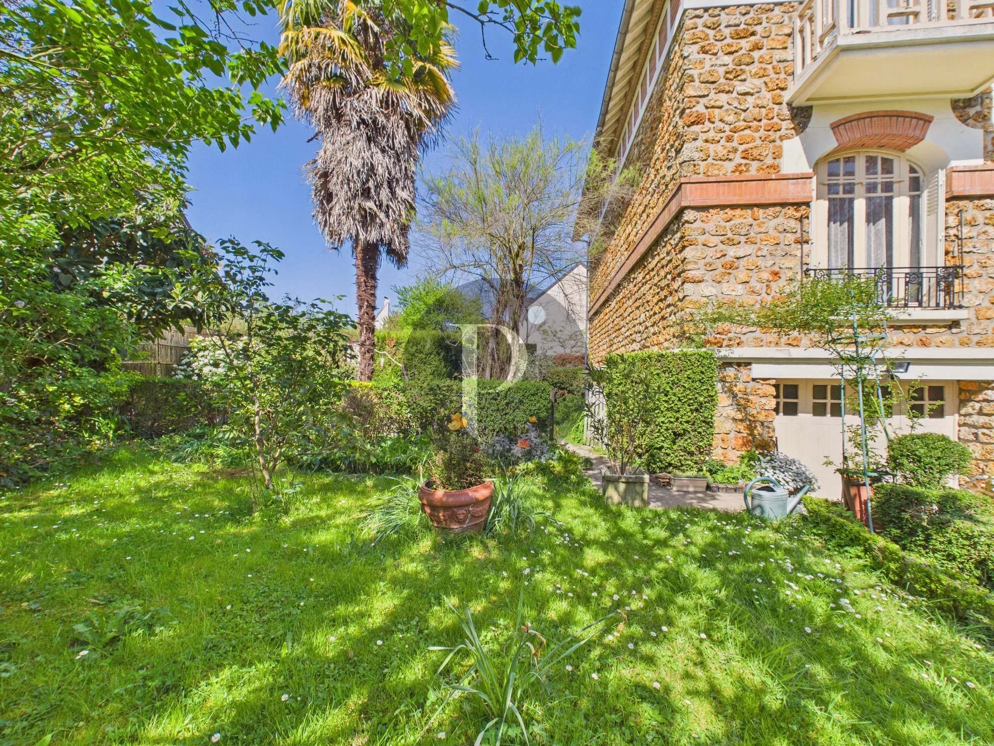 Belle meulière de caractère – 181 m² habitables – Terrain arboré de 807 m²