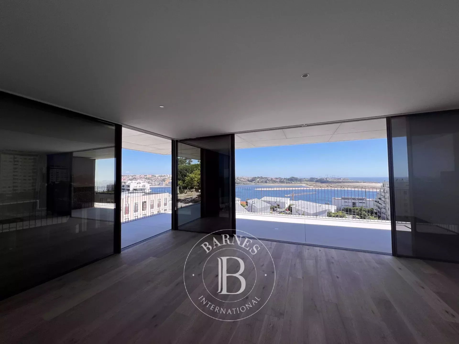 Terraço e vista de rio e de mar