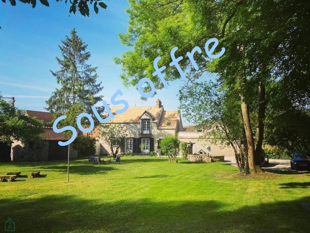 Voici une maison de caractère située à l'ouest de Fontainebleau et à 35 minutes de Paris !