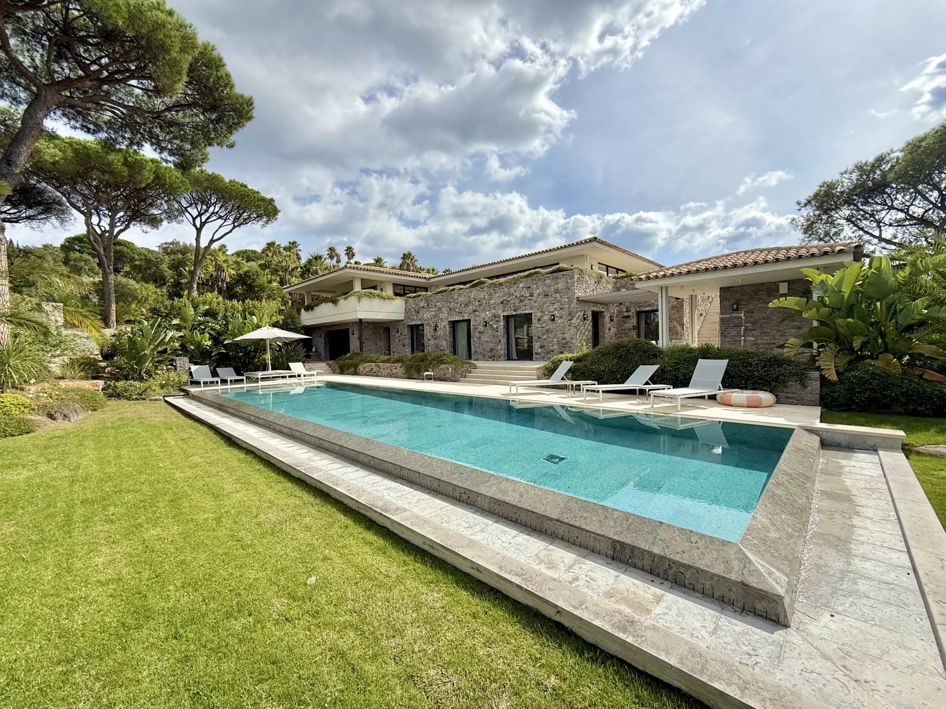 SAINT-TROPEZ / VILLA D’ARCHITECTE PROCHE VILLAGE ET PLAGES