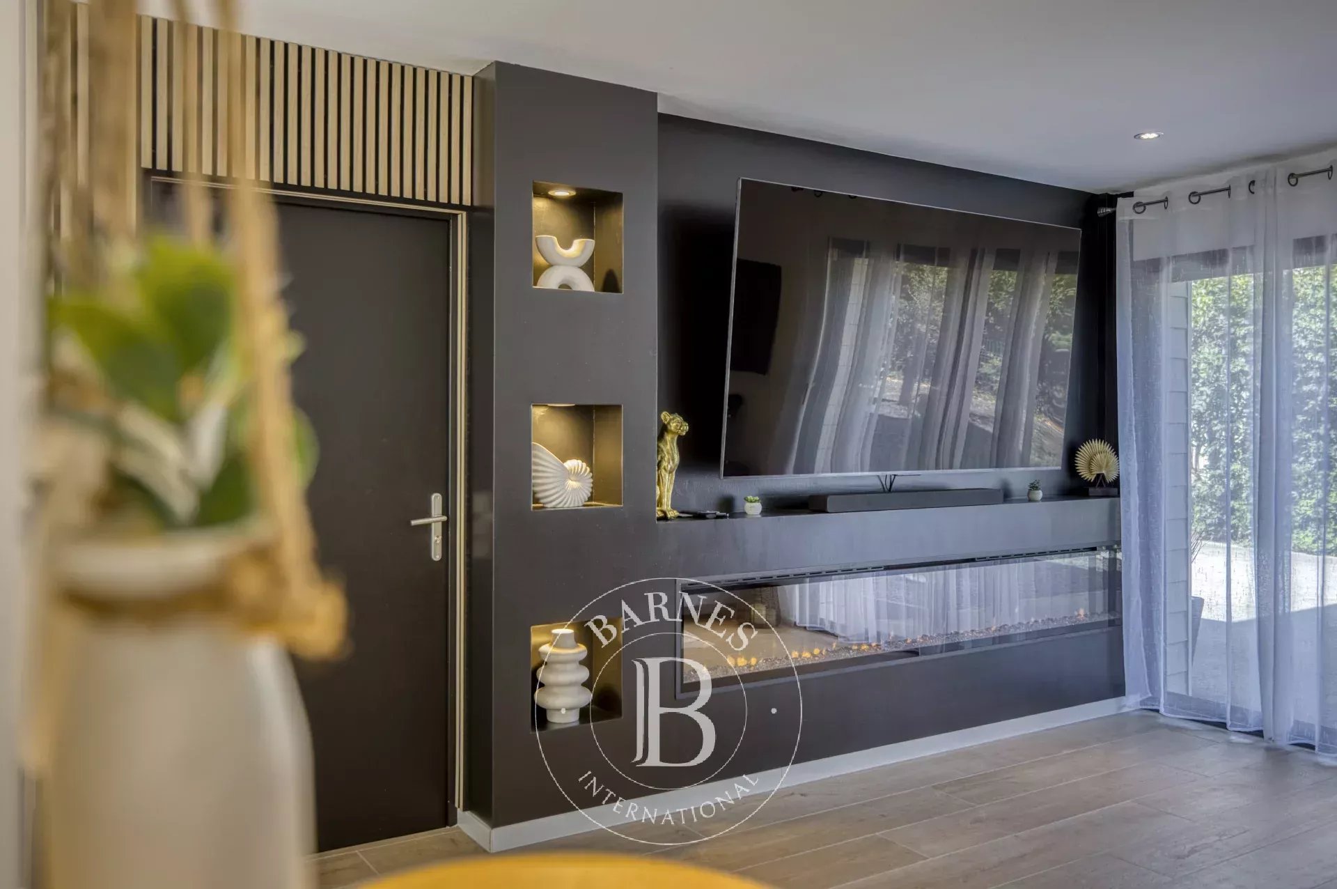 BARNES Pays de Gex – DIVONNE-LES-BAINS – SECTEUR RÉSIDENTIEL – VILLA D’ARCHITECTE RÉNOVÉE AVEC PISCINE - picture 14