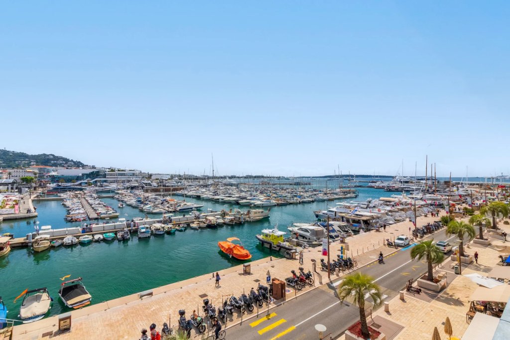 Apartment for sale in Cannes — Cannes old port apartment in a renovated and secure building