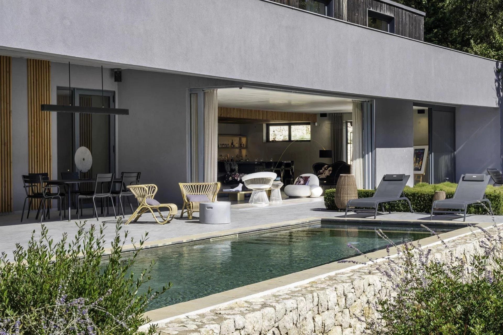 Contemporaine à pied du village