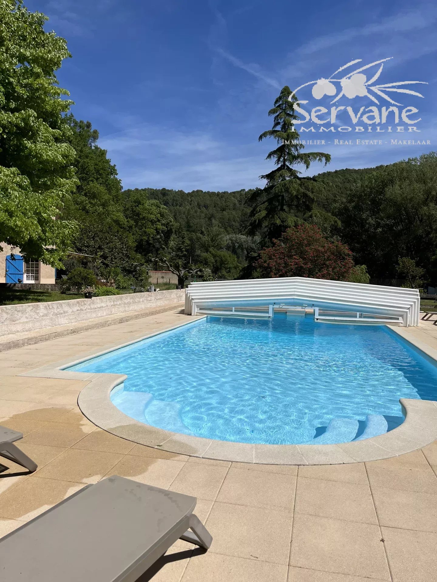 SALERNES Property with strong rental potential: 3 houses and a separate apartment