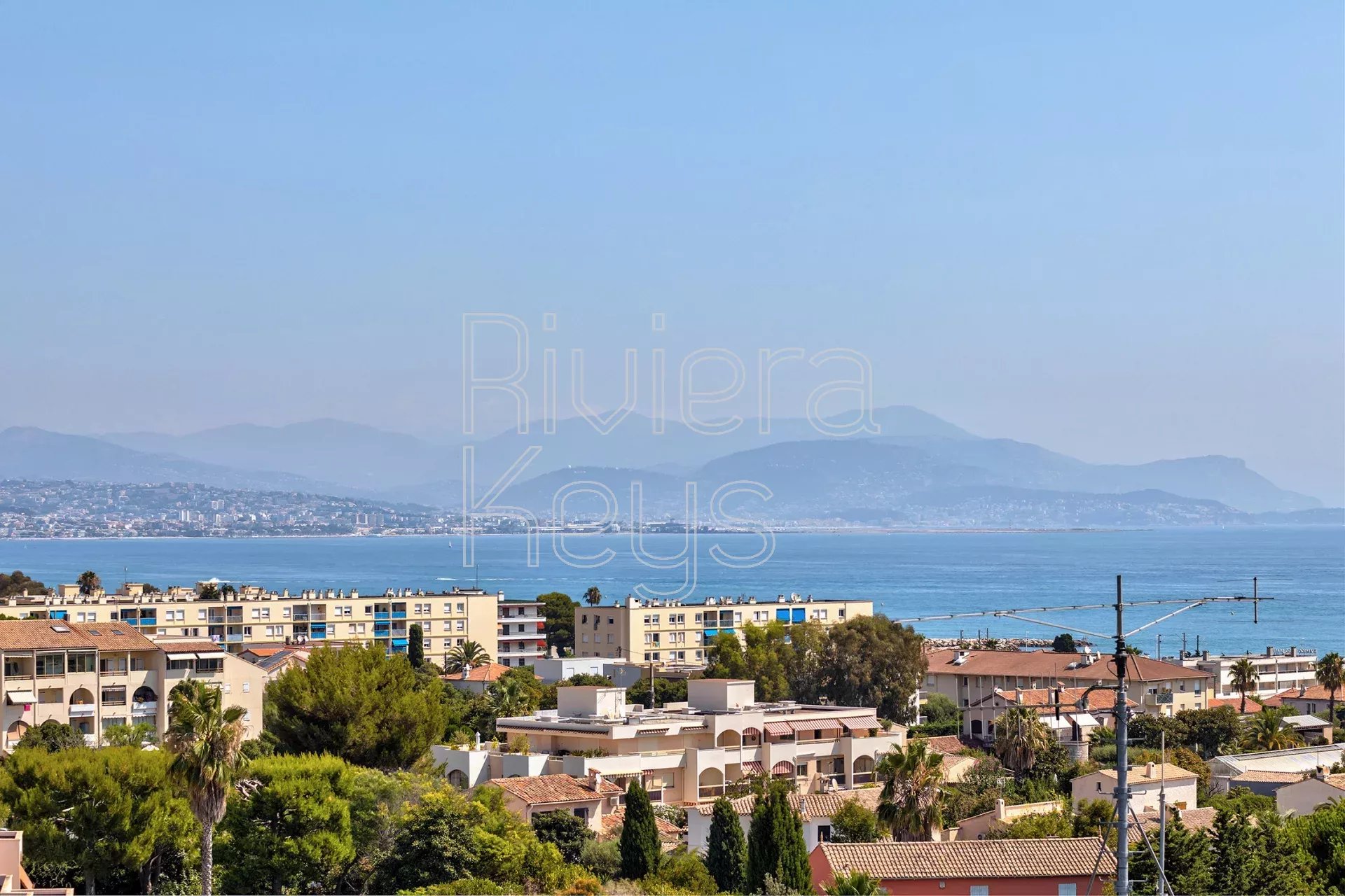 ANTIBES: 5-rumslägenhet på översta våningen med panoramautsikt över havet i ett nytt bostadsområde med pool