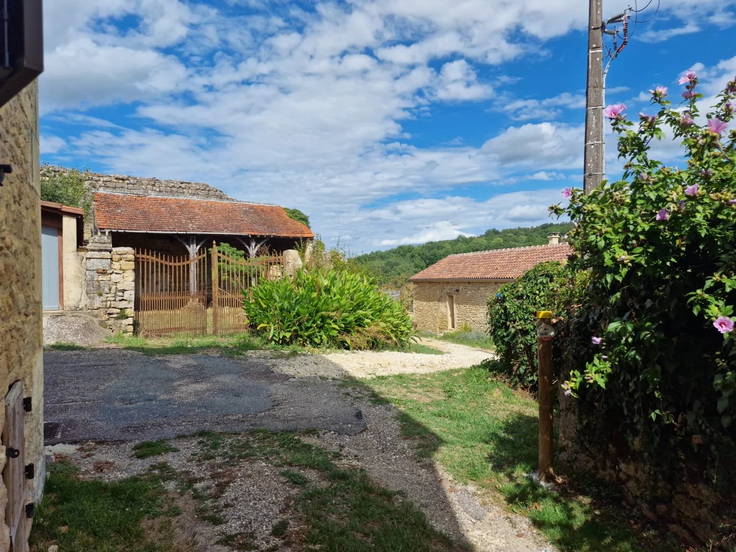 Un projet dans un charmant village avec bar, bâtiment à restaurer avec jardin