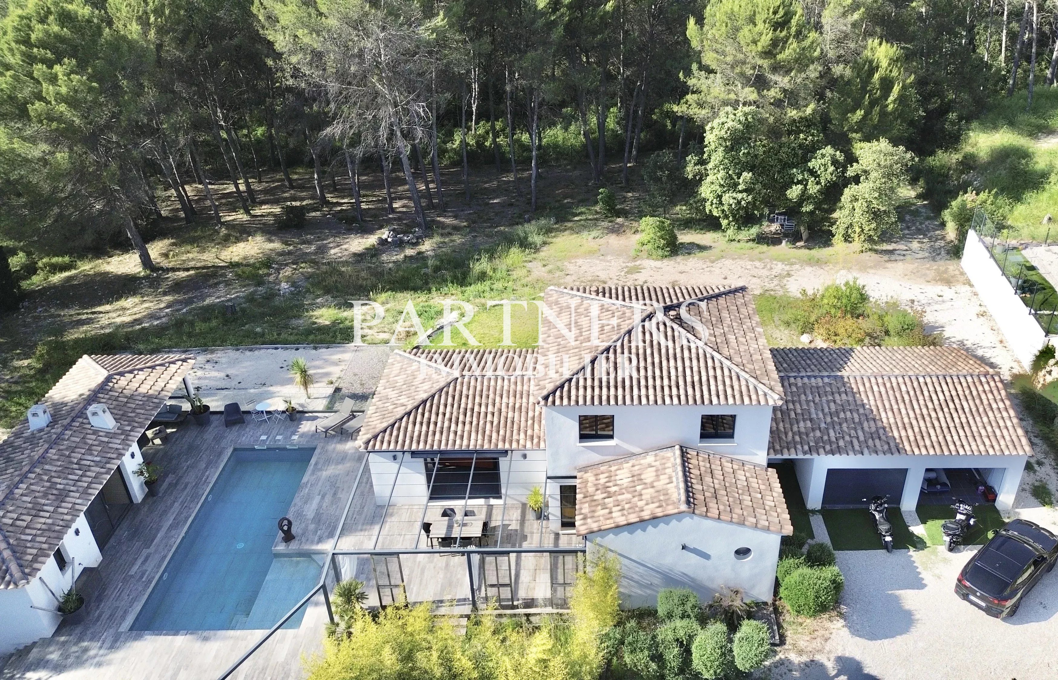 Maison contemporaine T6 192m² - Piscine - Terrain de 3612 m² - double garage