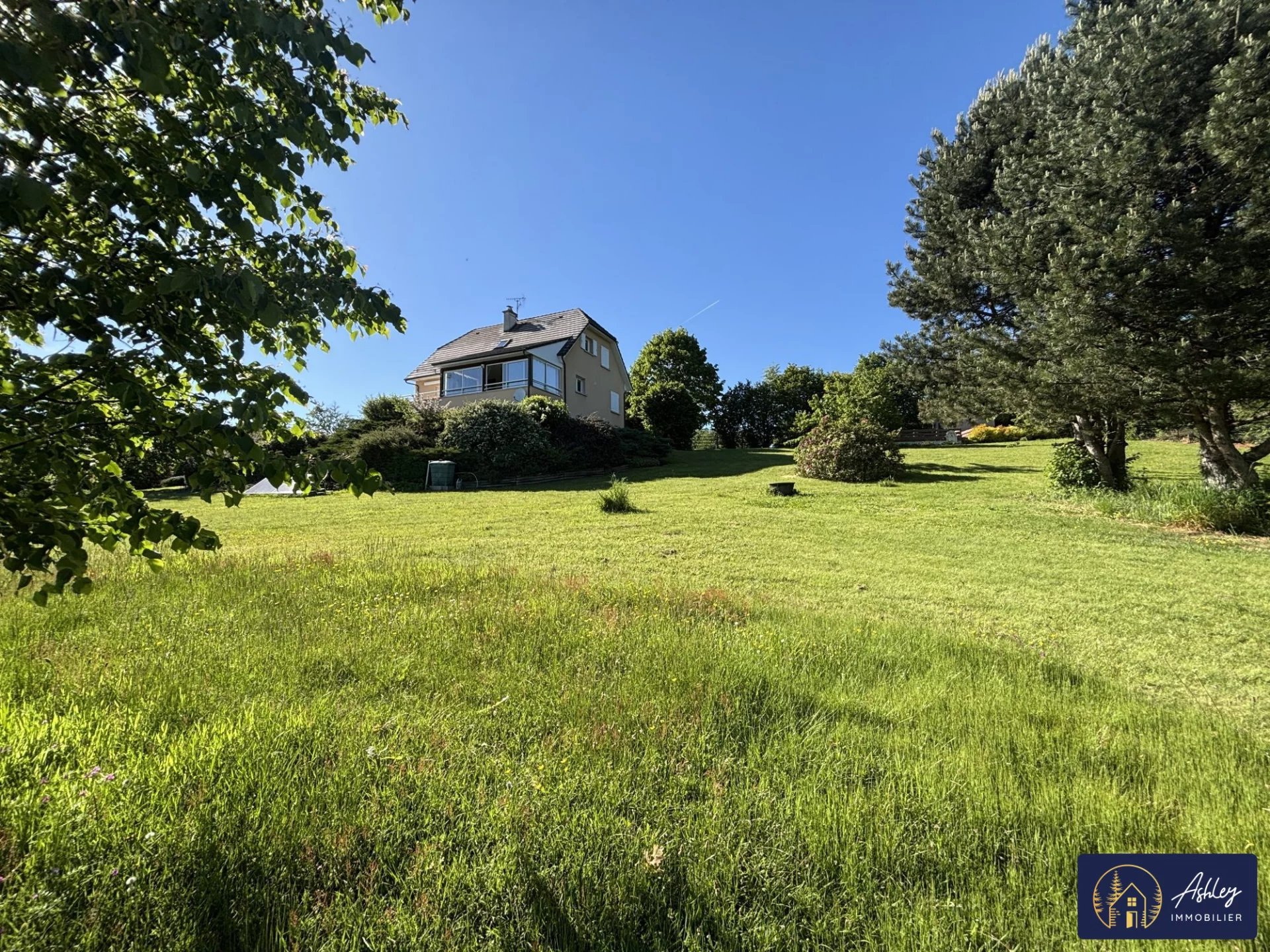 Belle maison familiale avec vue panoramique sur les monts du Can