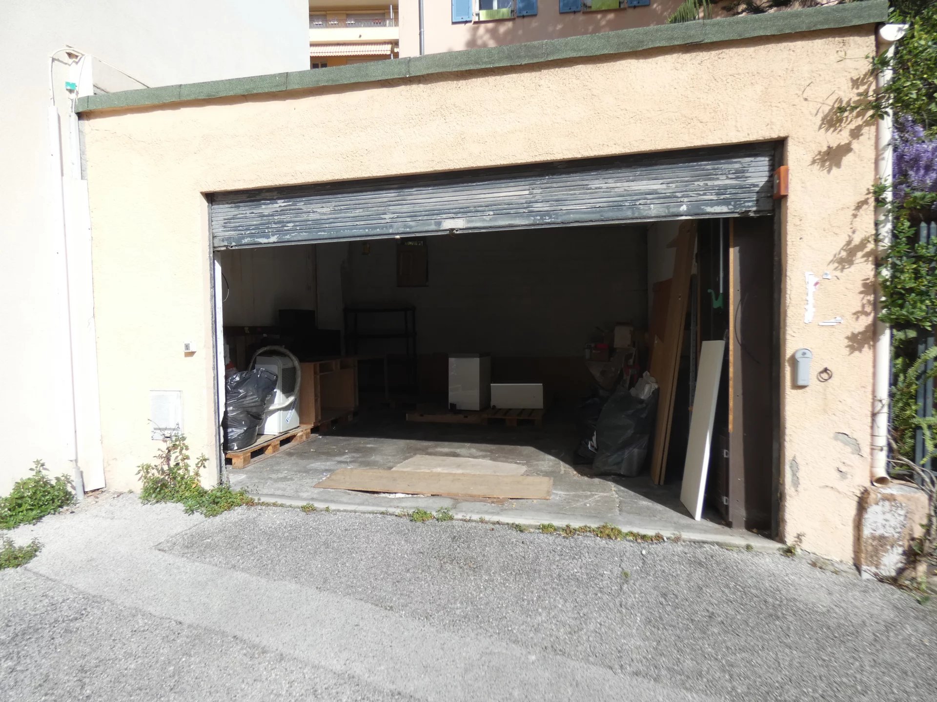 Sale Carpark Menton