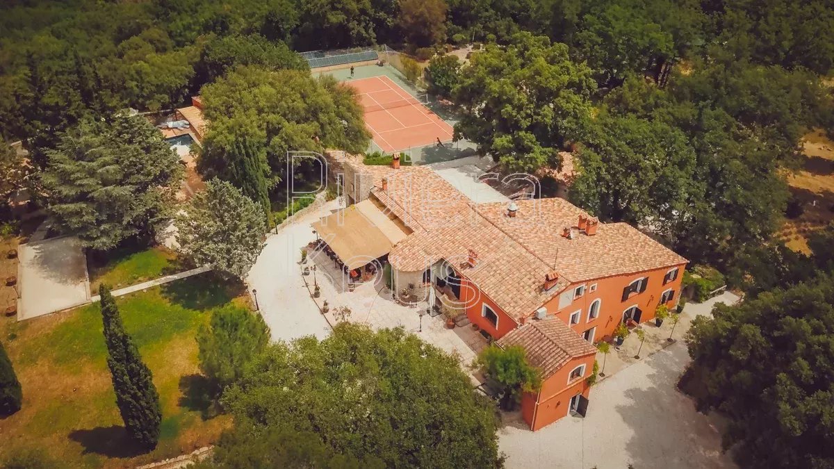 Bastide du 17e siècle nichée au cœur d'un terrain de 2,8 ha à Besse-sur-Issole