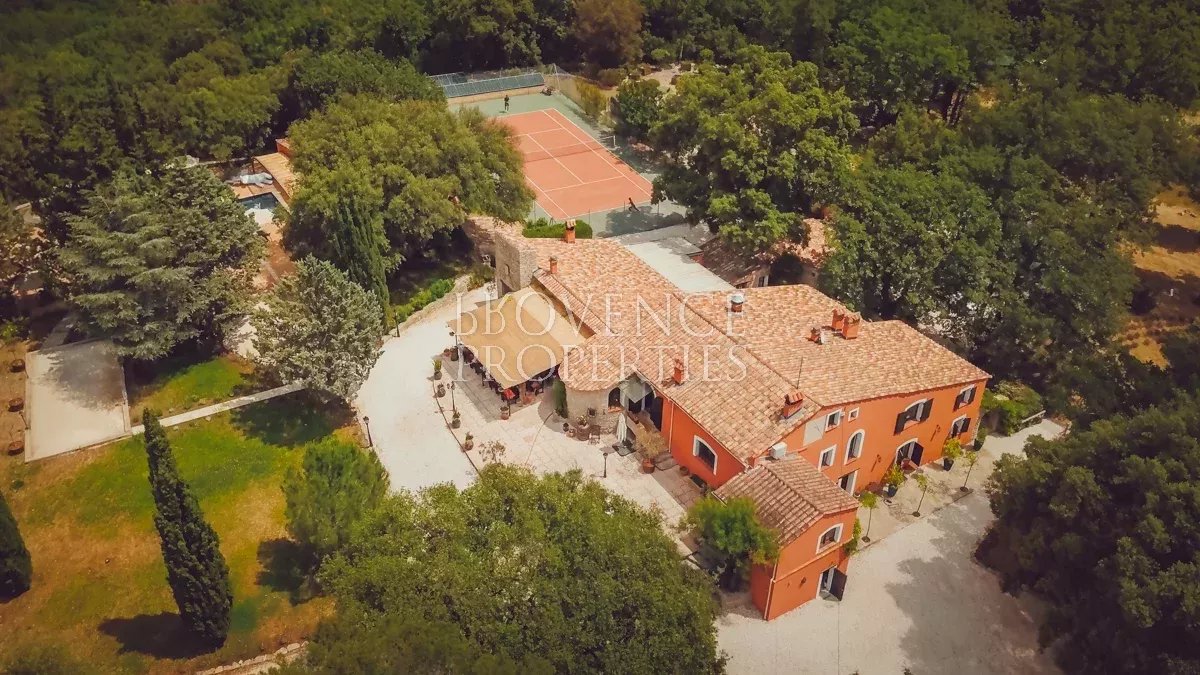Bastide du 17ème,  terrain de 2,8 ha à Besse sur Issole