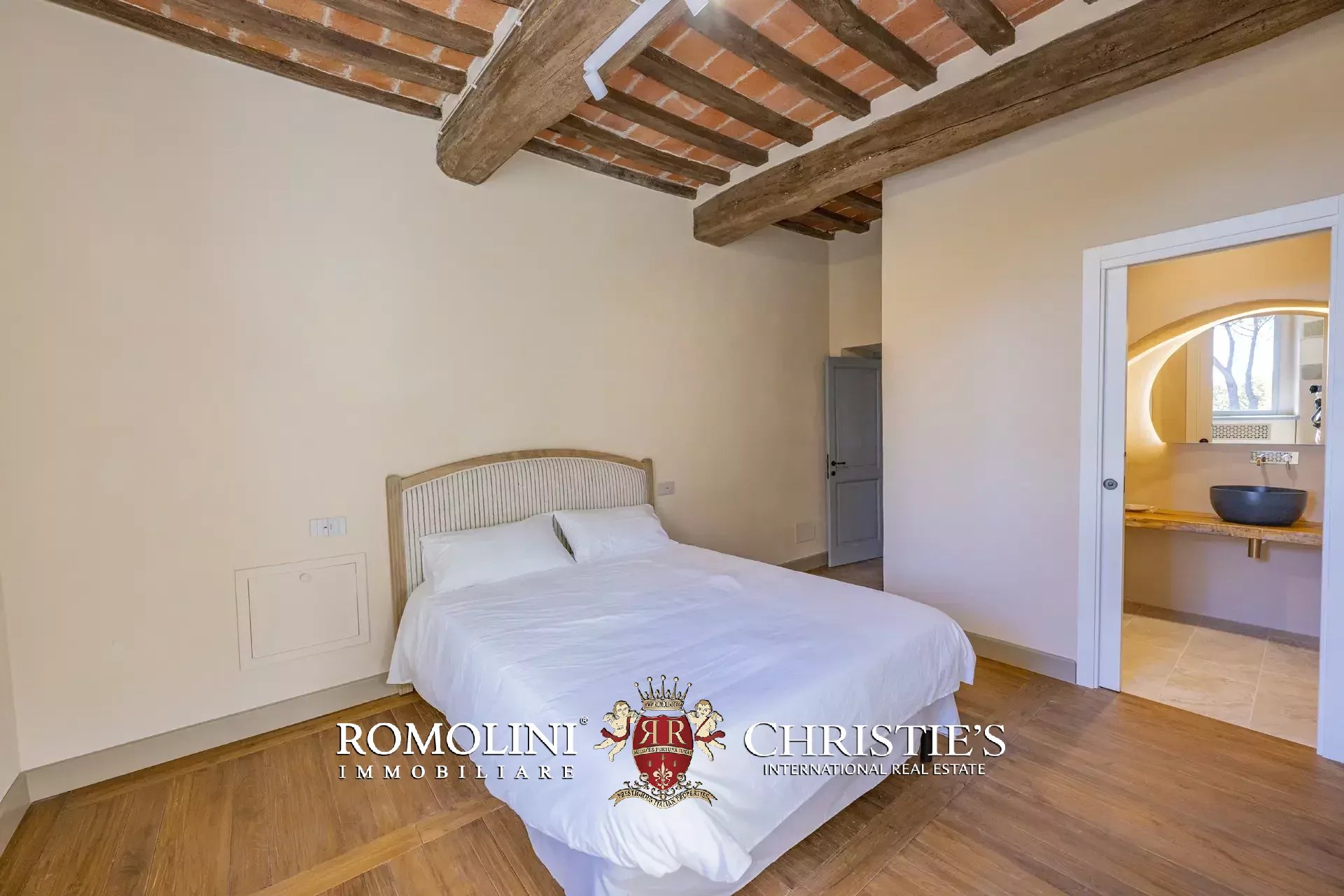ART-NOUVEAU VILLA FOR SALE IN A PANORAMIC POSITION OVER LAKE TRASIMENO, UMBRIA