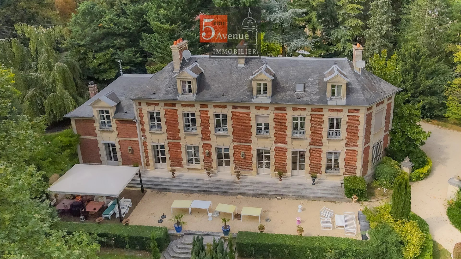 Château avec Parc de 19 000m2, Tennis, Chapelle et Maisons d