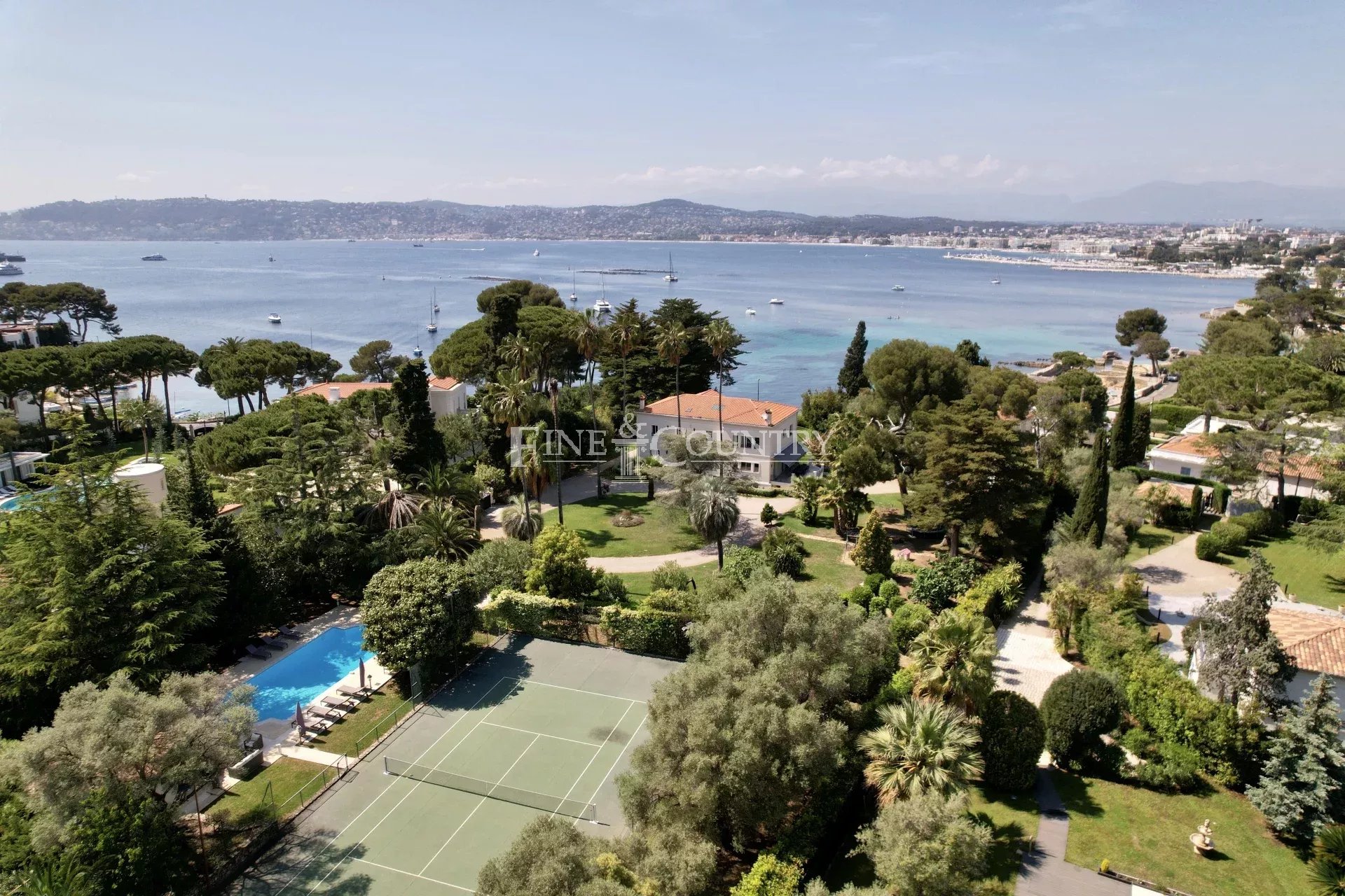 Villa d'exception en front de mer côté ouest du Cap d'Antibes avec piscine et tennis