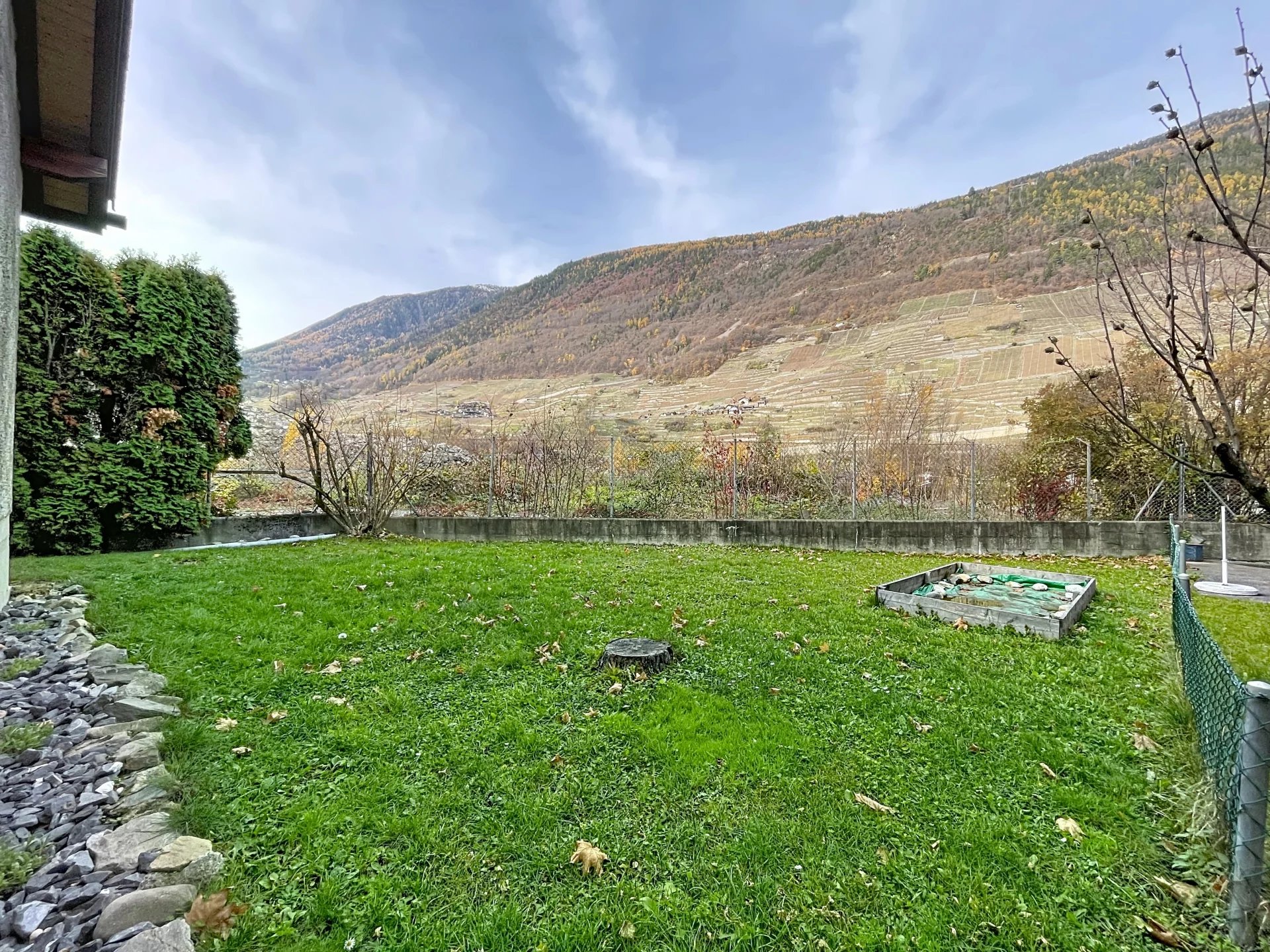 Appartement en rez-de-chaussée surélevé avec jardin