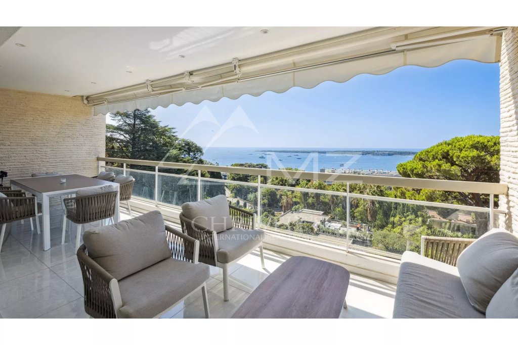 Apartment for sale in Cannes — Superb 3-room apartment with panoramic sea view in a prestigious residence
