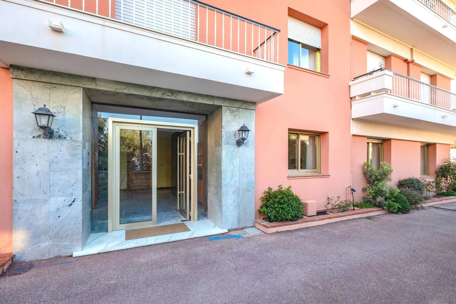 Luxury 4-bedroom with sea-views