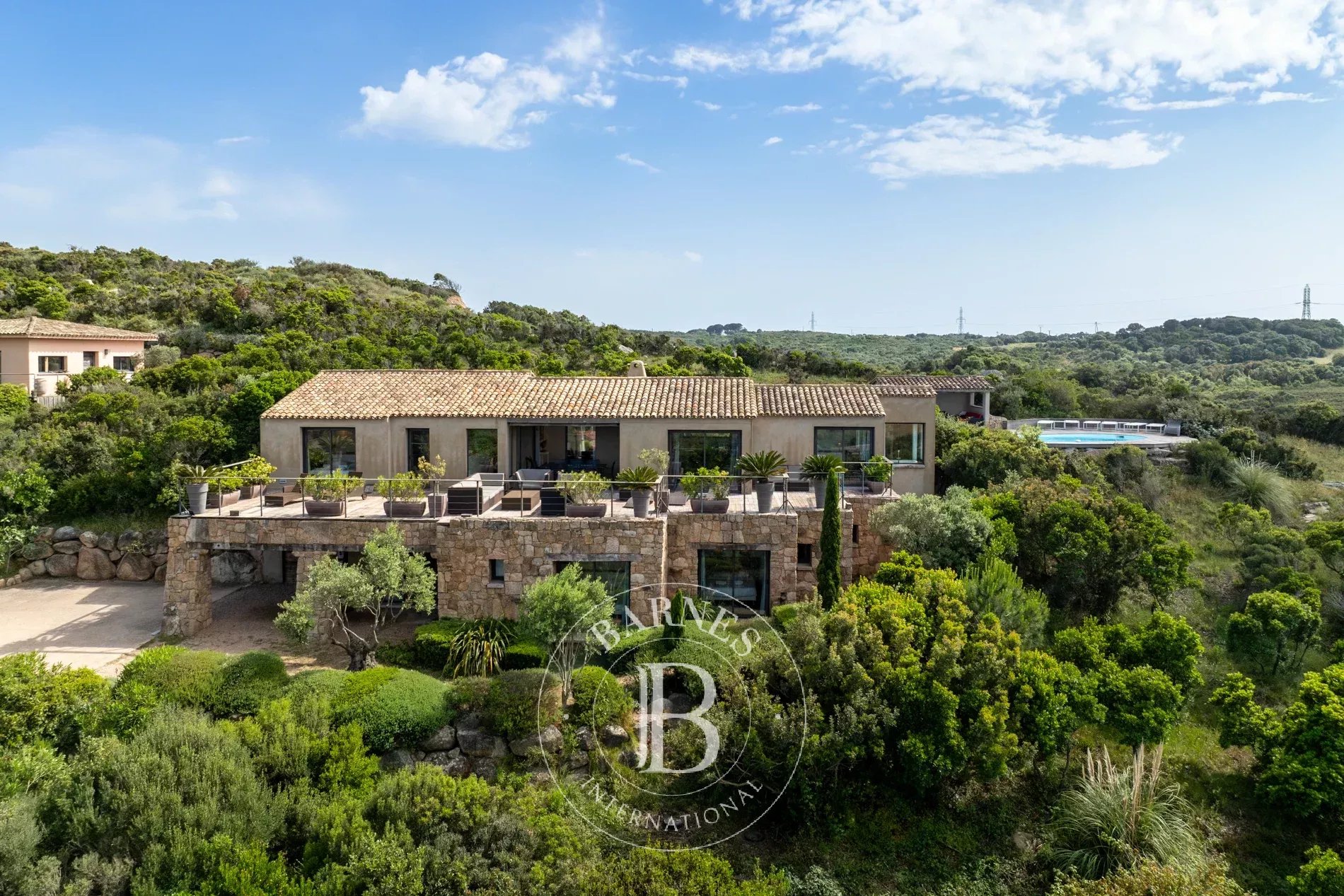 Exclusive listing – Bonifacio. Architect-designed villa in the style of a bergerie, featuring 4 bedrooms, a swimming pool, sea and mountain views, and close proximity to the beach. - picture 4 title=