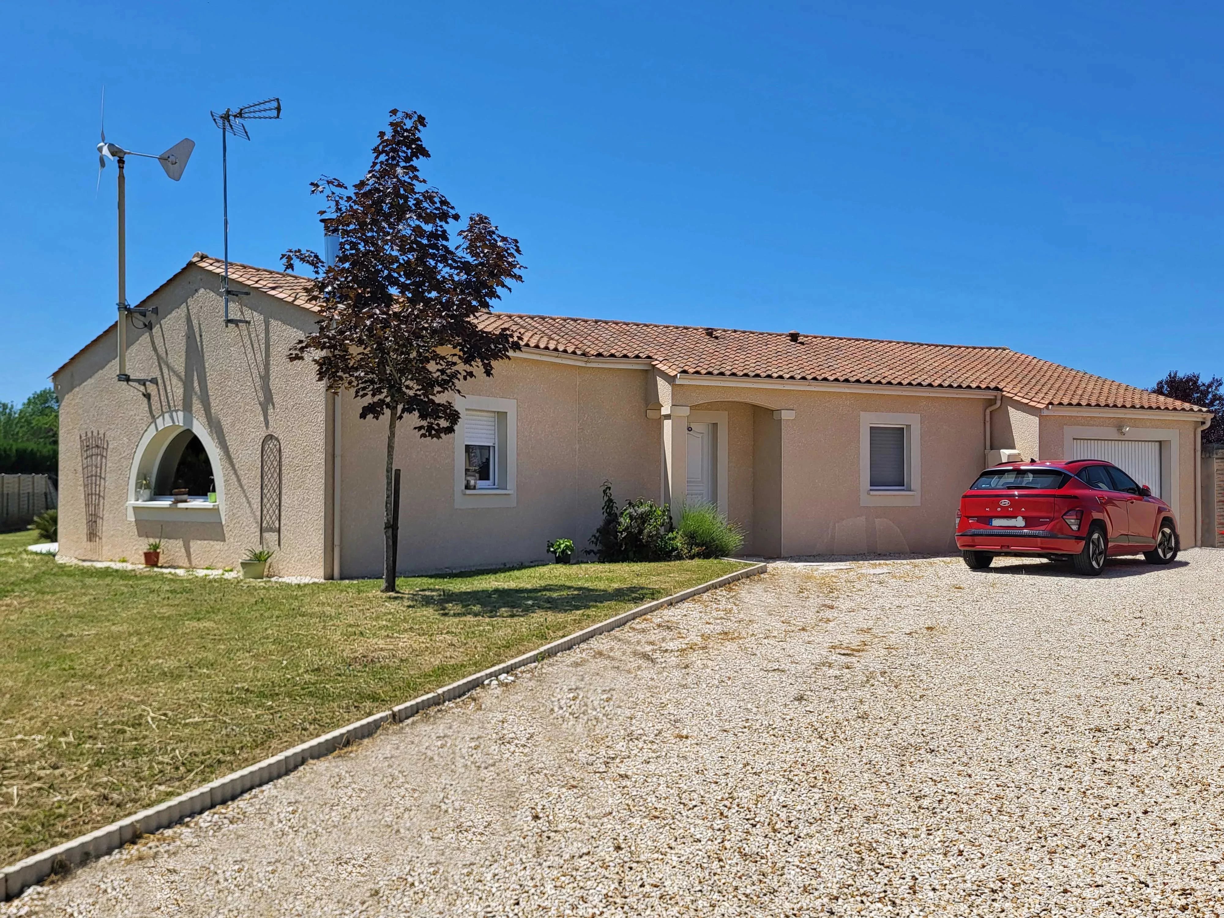 Une maison moderne de 3 chambres, économe en énergie, avec un grand jardin, à proximité de Jarnac