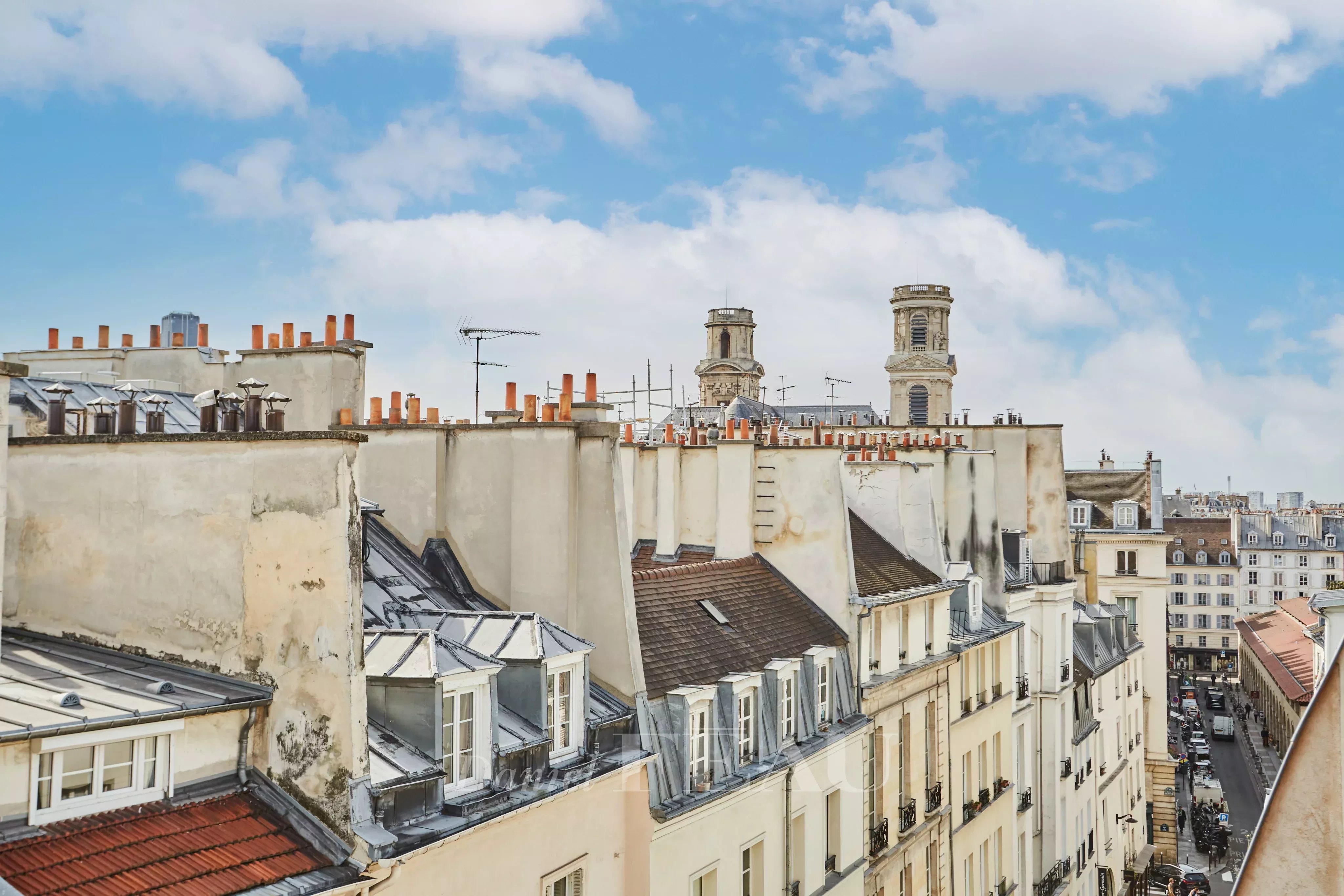 PARIS VIe - Carrefour de l'Odéon - Sixième étage avec  balcons