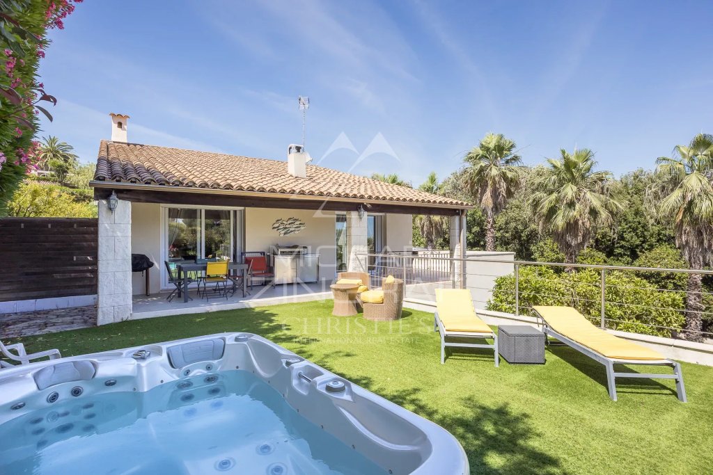 Villa for sale in Cagnes sur mer — Cagnes-sur-Mer – Family villa with swimming pool and sea glimpse