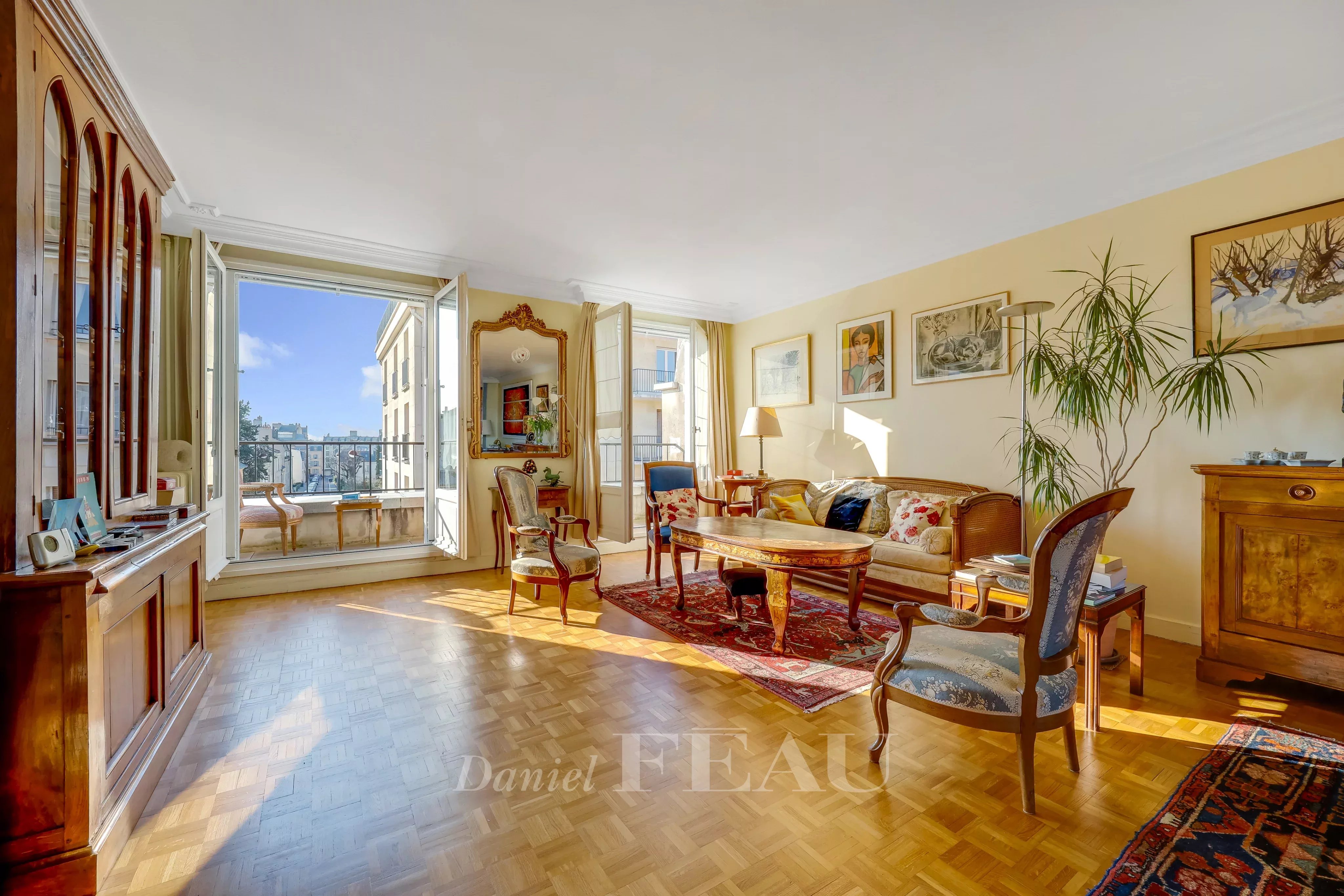 Vaste séjour traversant de 43 m² prolongé par un balcon