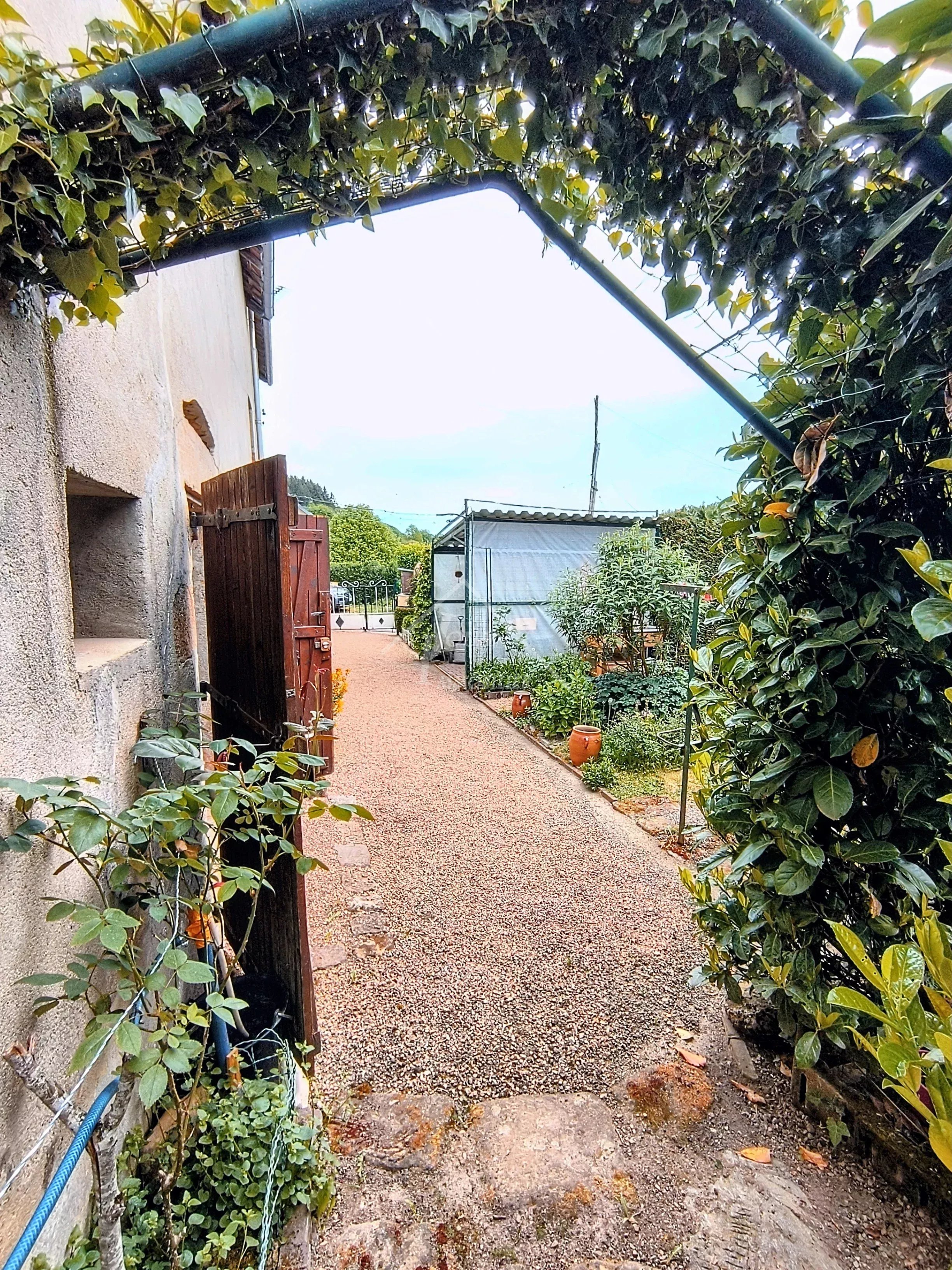 Maison en pierre avec dépendances, terrain et bois– Cadre paisible à Teilhet