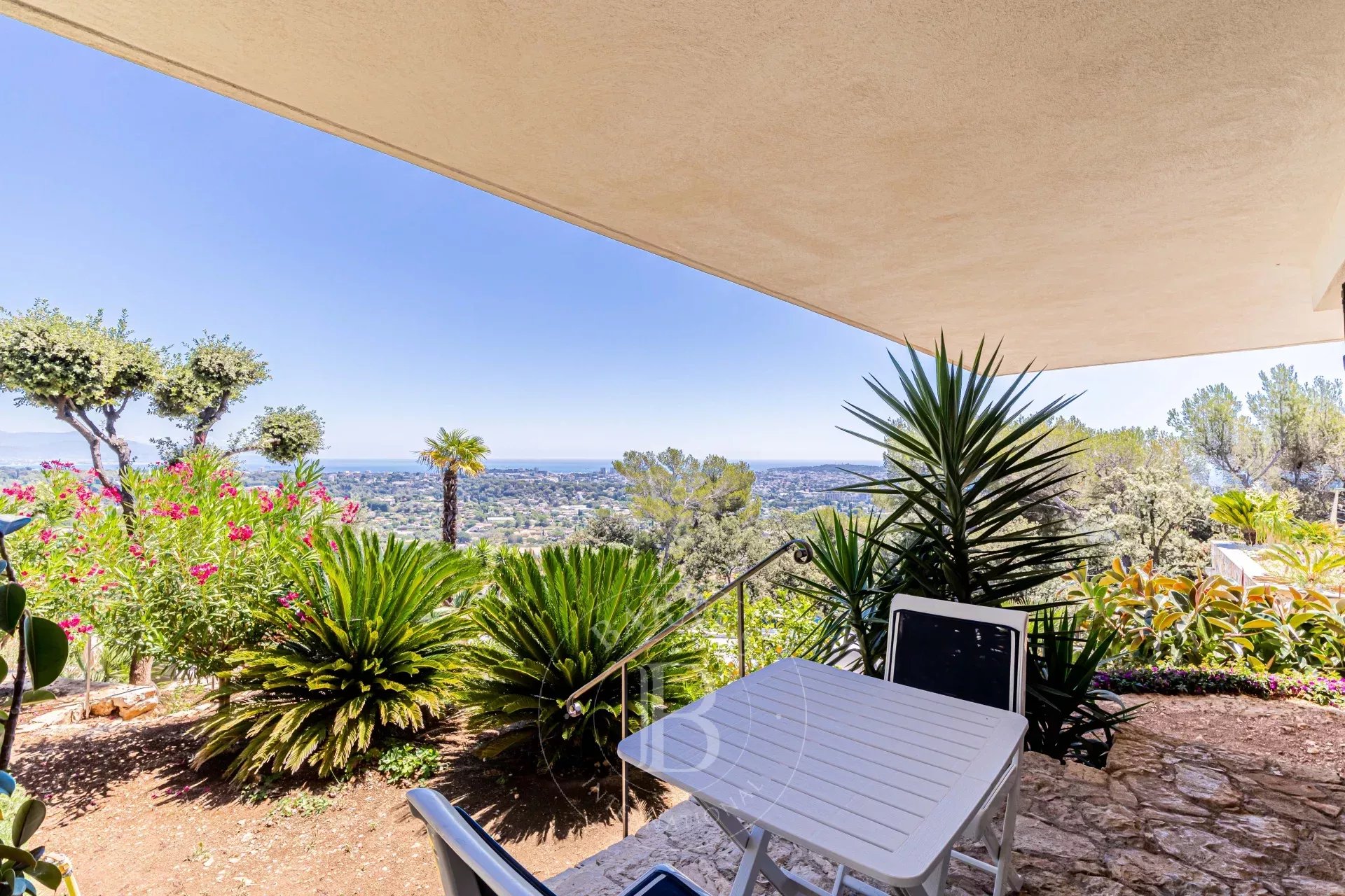 GOLFE JUAN - CALIFORNIAN VILLA - PANORAMIC SEA VIEW - picture 19